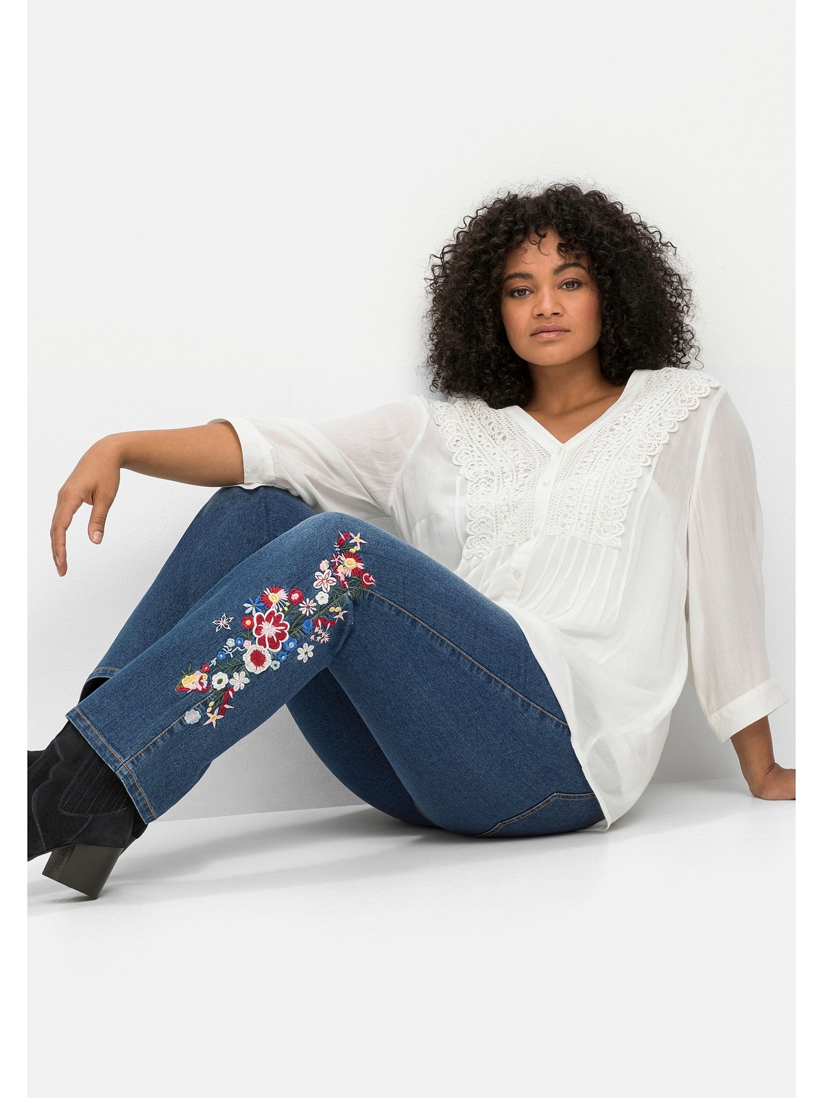 sheego by Joe Browns Bootcut-Jeans »Große Größen«, mit Blumenstickerei  seitlich am Bein kaufen | BAUR