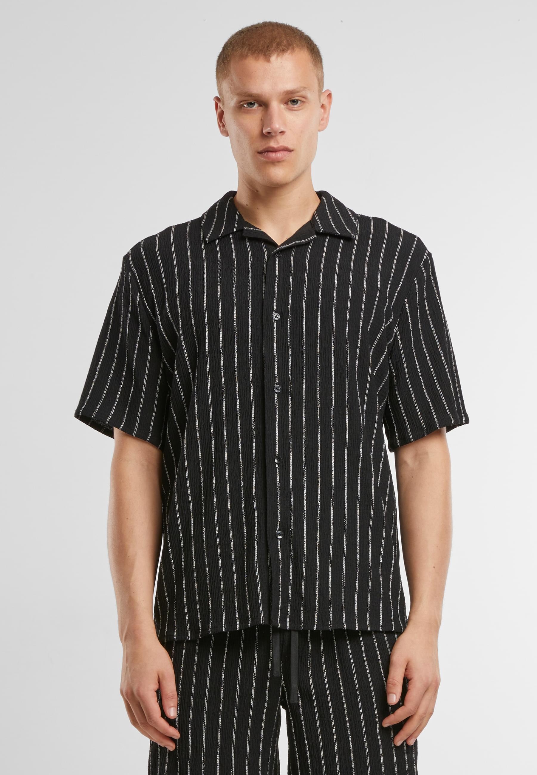 URBAN CLASSICS Langarmhemd »Urban Classics Striped Crinkle Resort Shirt«, (1 tlg.)