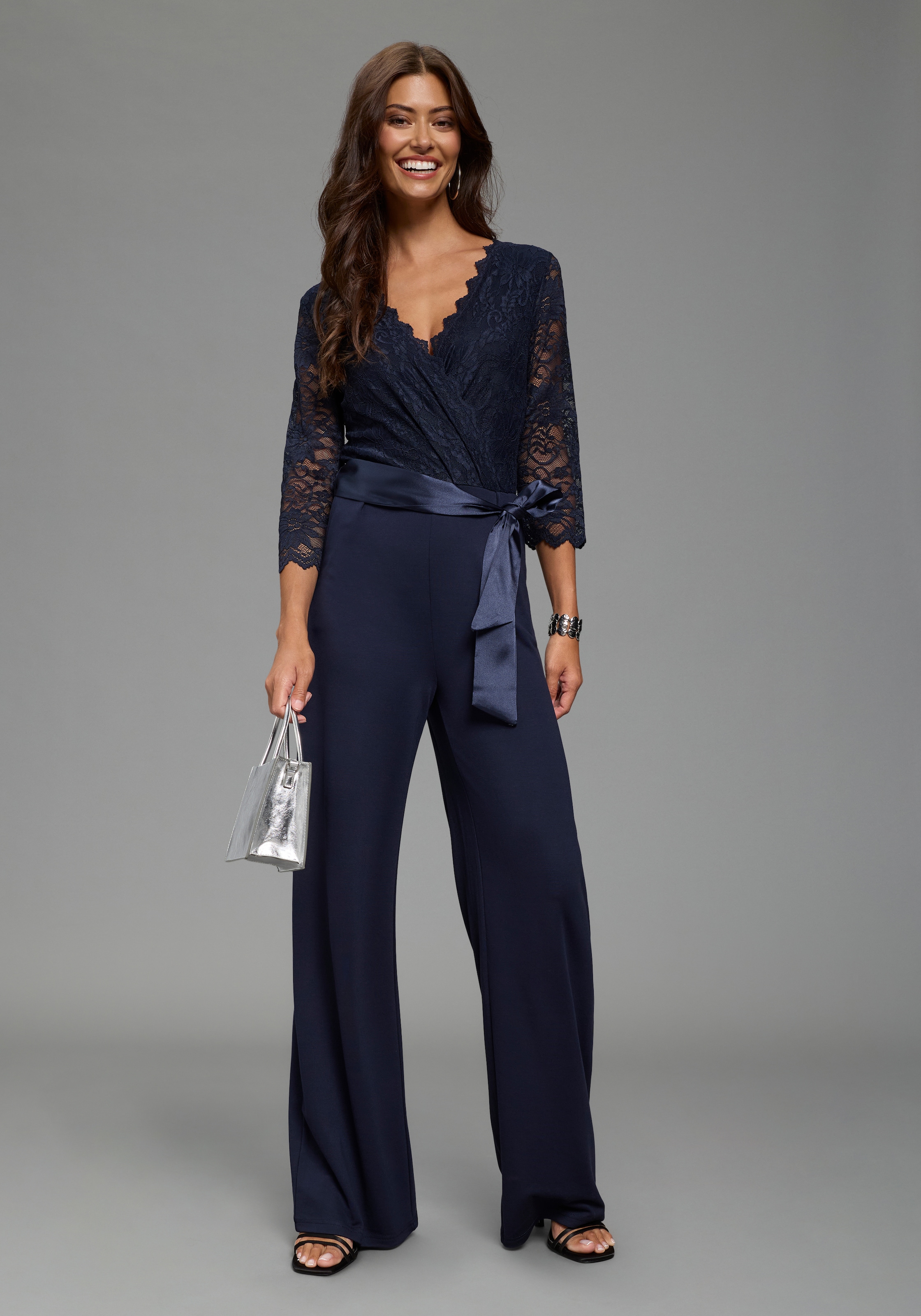 Laura Scott Jumpsuit mit Spitzenoberteil und Satin-Bindegürtel günstig online kaufen