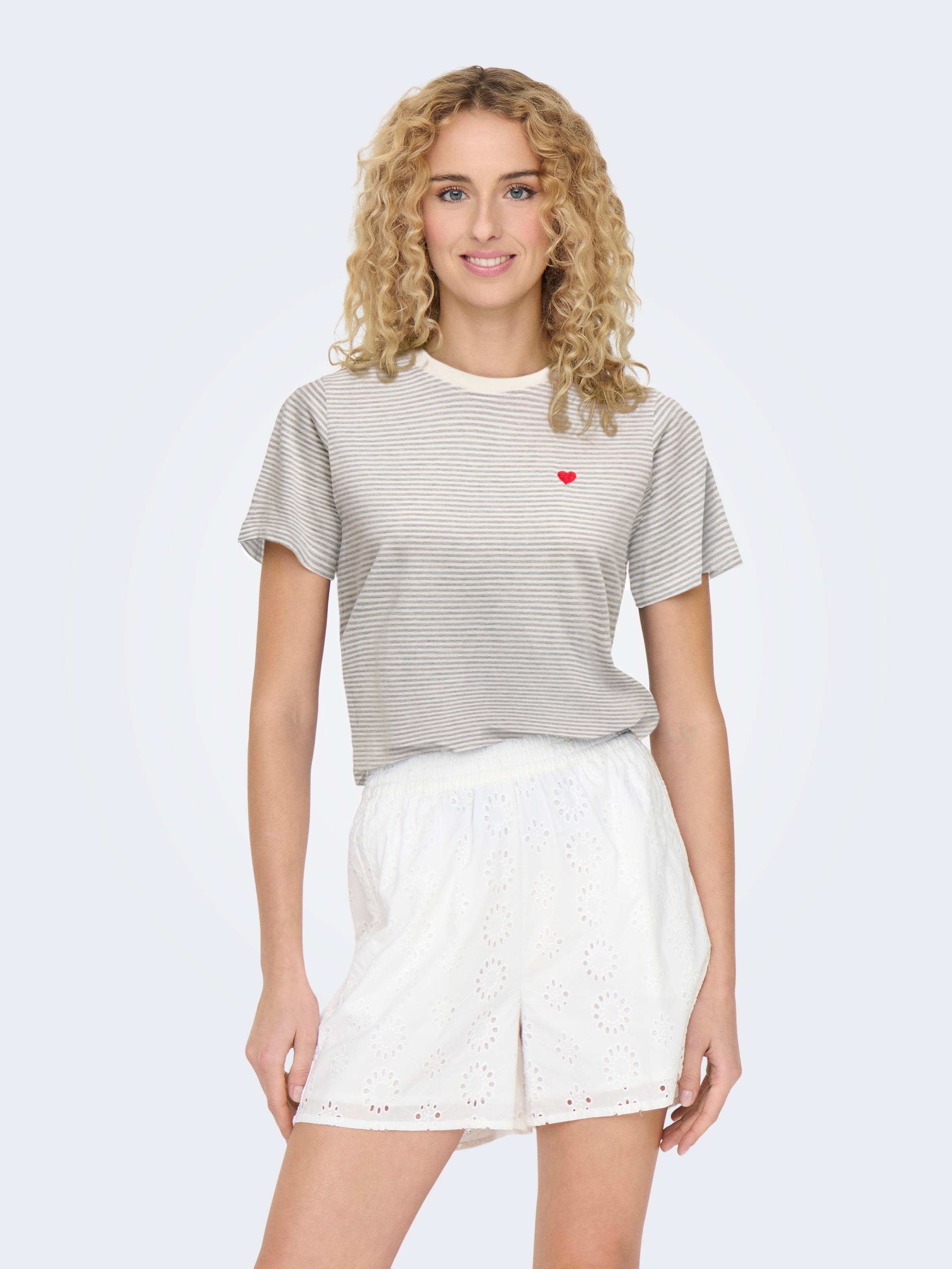 JDY "JDYPISA S/S PRINT TOP JRS NOOS" mit Herz Stickerei günstig online kaufen