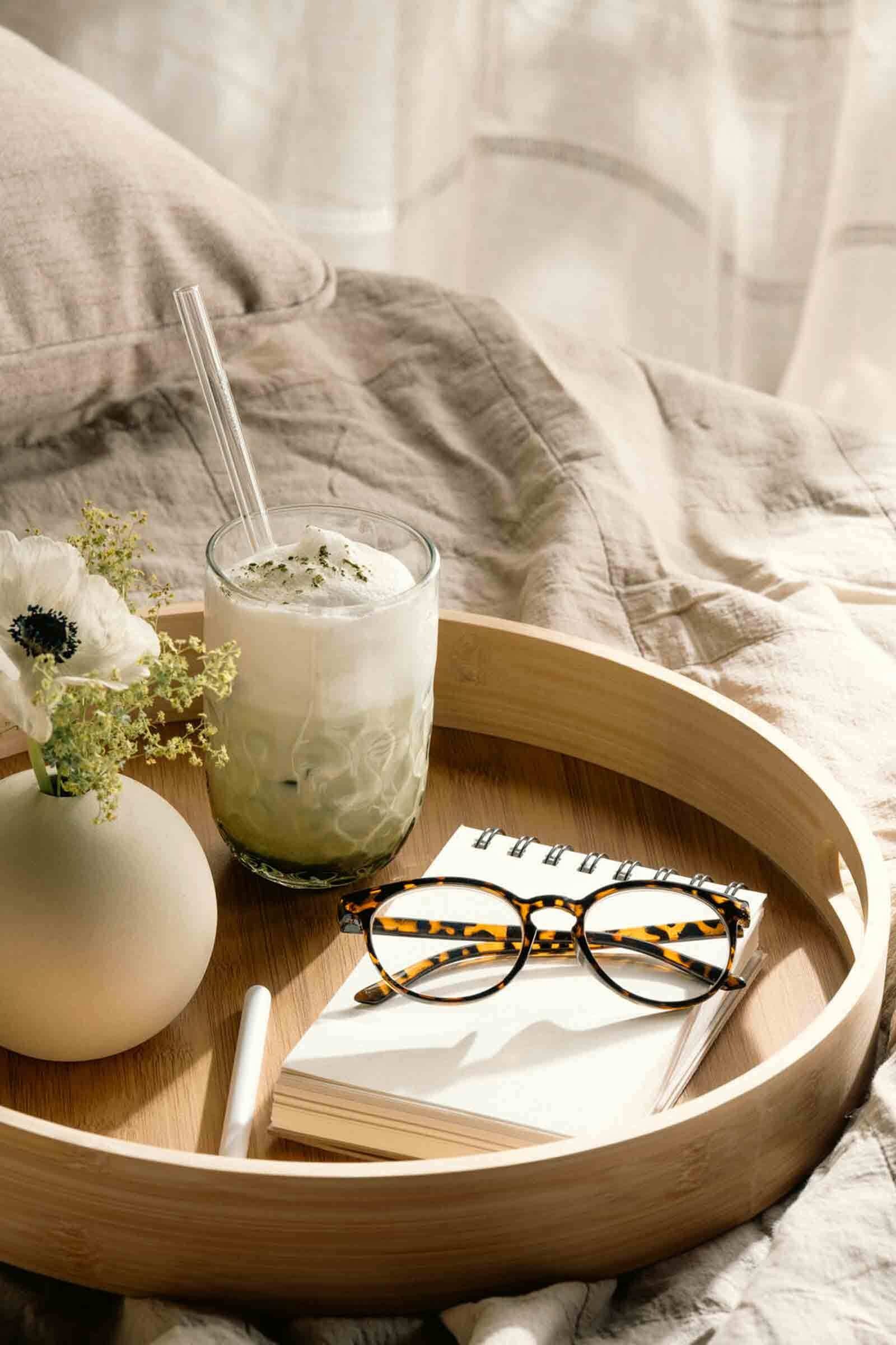 LEONARDO Latte-Macchiato-Glas »Matcha Latte Gläser mit Glastrinkhalm (2) Gocce 390 ml 2er Set grün« Spülmaschinengeeignet, Temperaturbeständig bis max. 100°C