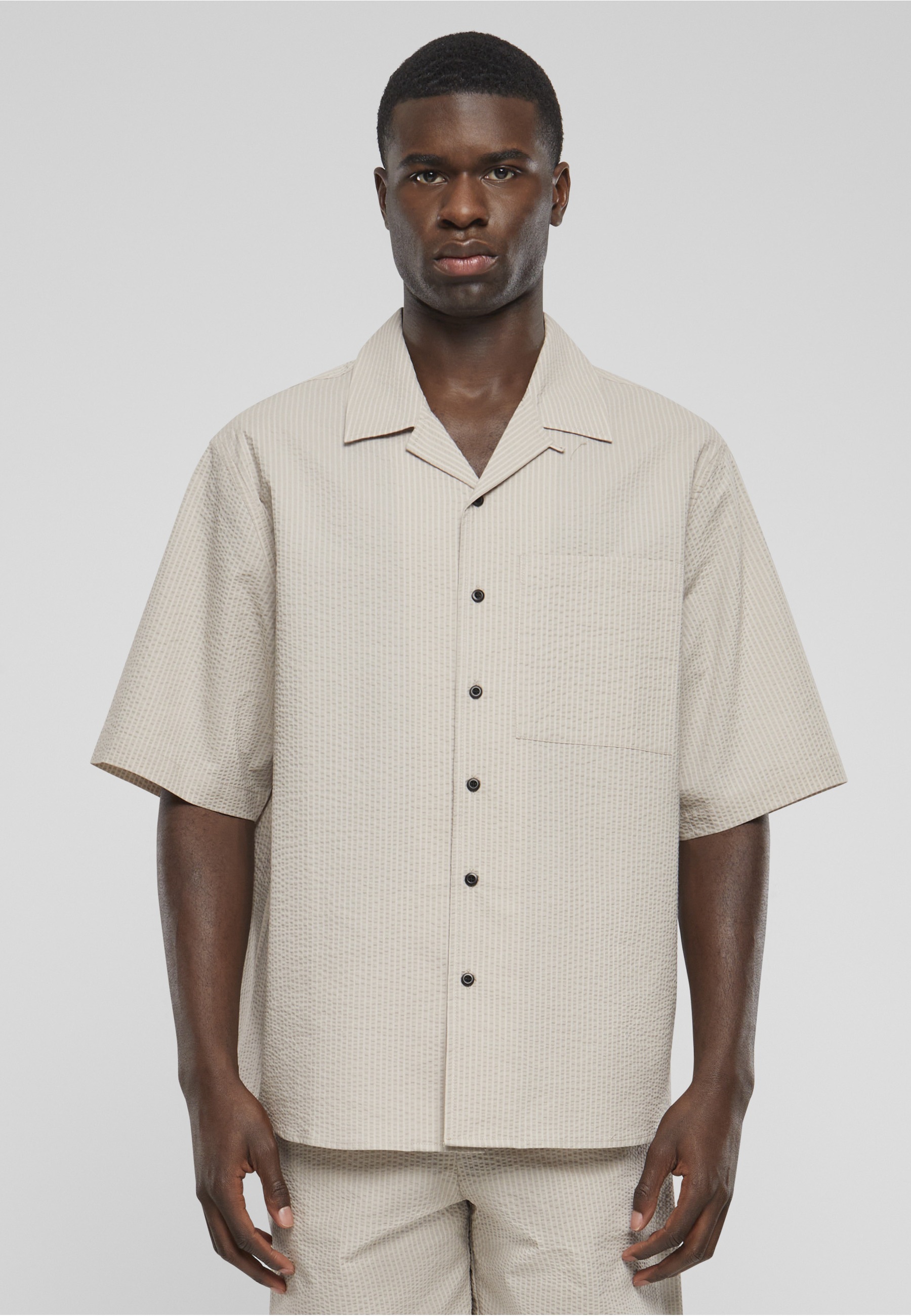 URBAN CLASSICS Kurzarmshirt »Urban Classics Herren Relaxed Seersucker Short Sleeve Shirt« 1 Stk.