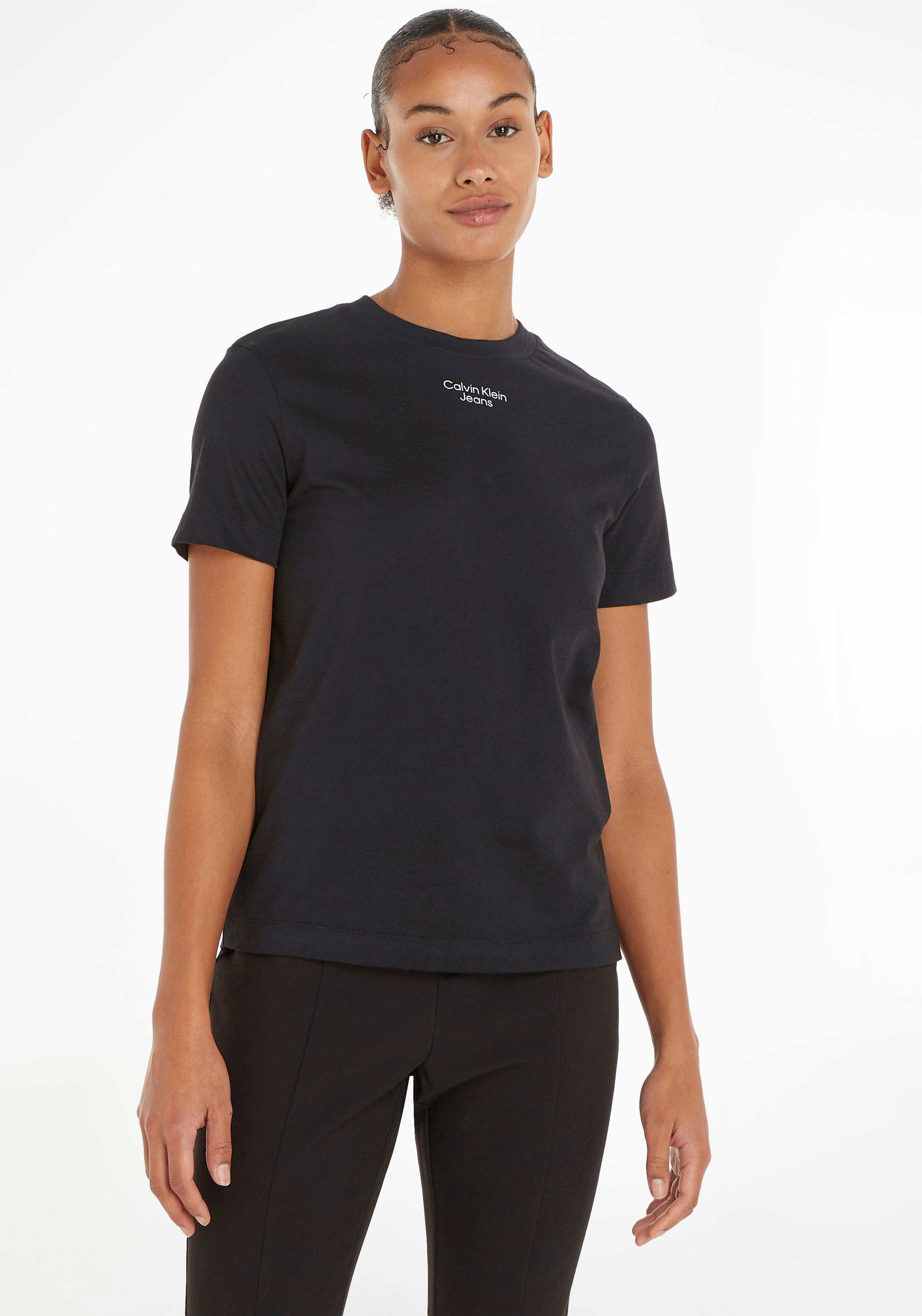 Logodruck Friday TEE«, dezentem Black »STACKED mit Jeans BAUR LOGO Calvin | Jeans Calvin Klein MODERN T-Shirt Klein STRAIGHT