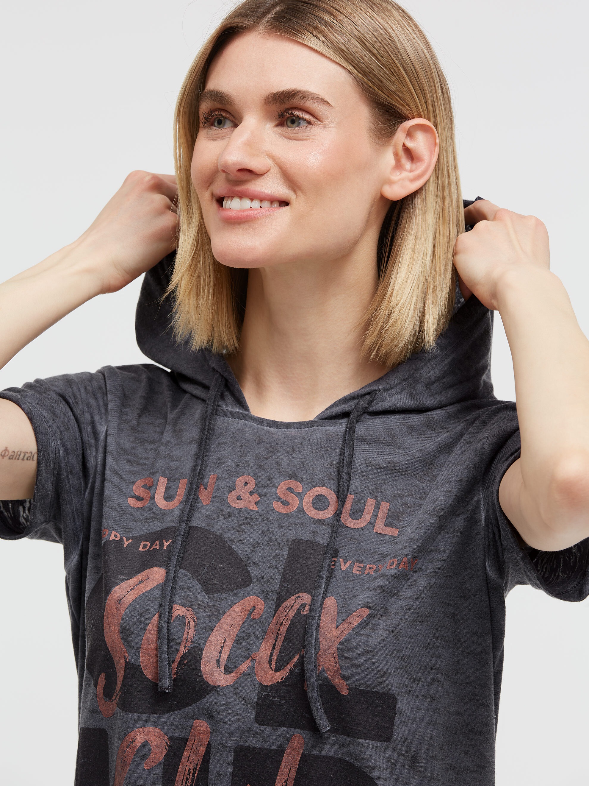 SOCCX Kapuzenshirt mit Seitenschlitze