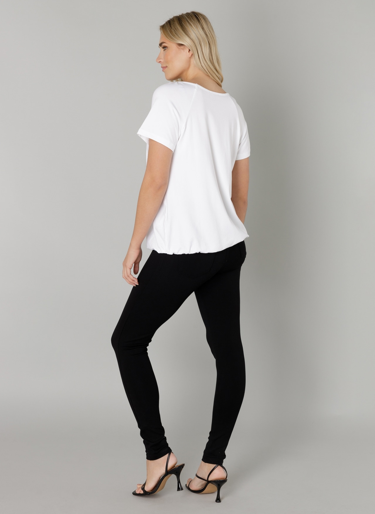Base Level T-Shirt »Yona«, mit Raffung am Ausschnitt und elastischem Bund