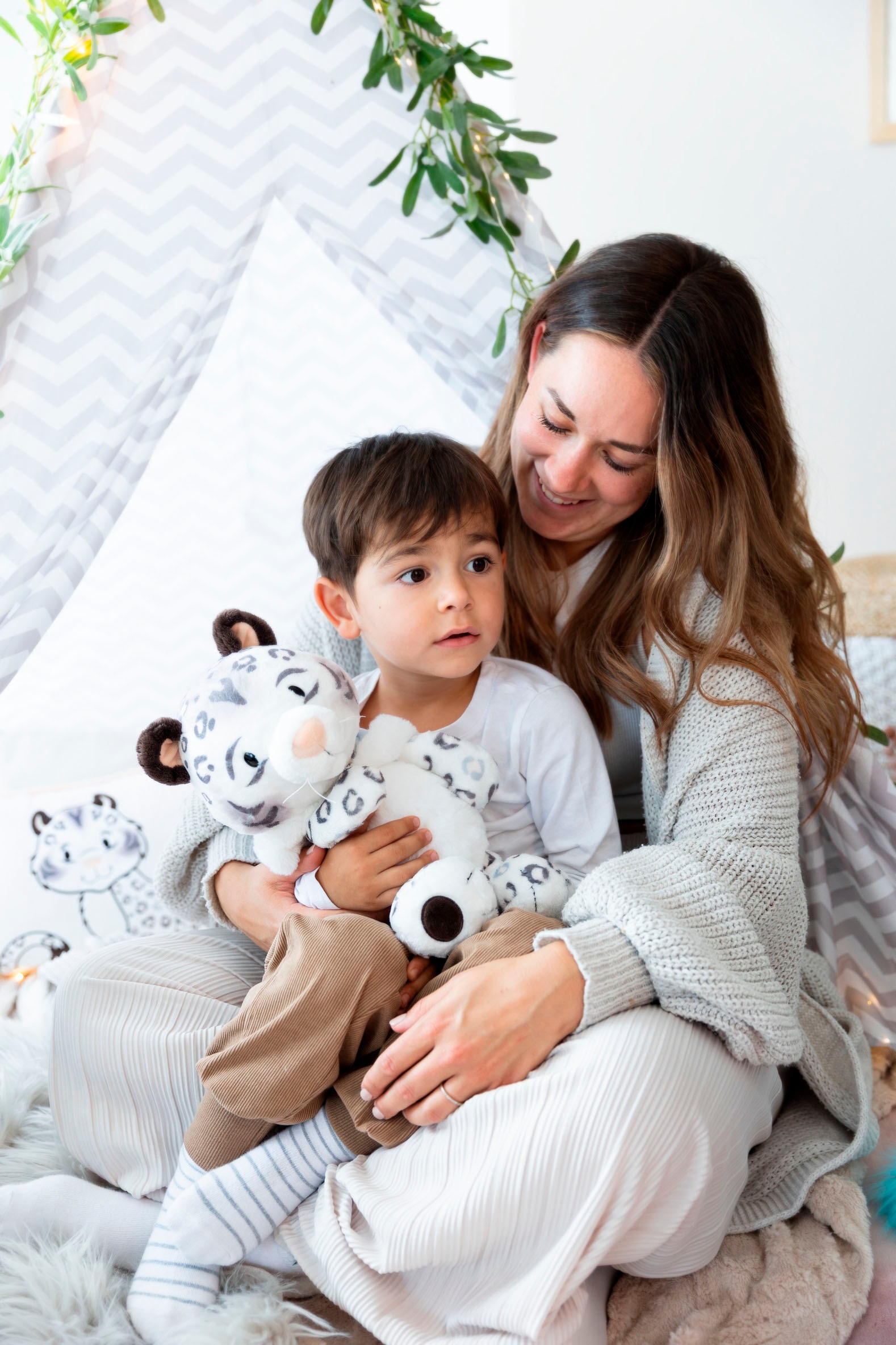 Nici Kuscheltier »Winter, Schneeleopard Eleni Snowbell, 35 cm schlenkernd« schlenkernd; enthält recyceltes Material