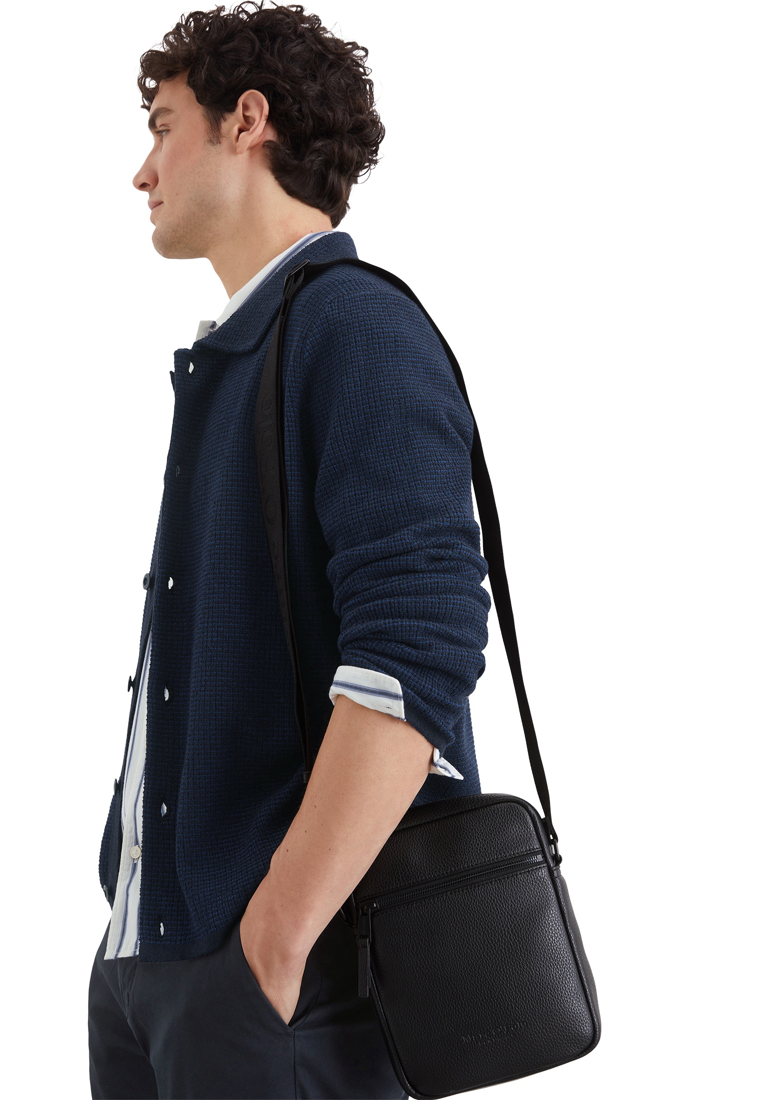 Marc O'Polo Umhängetasche »aus einer Lederalternative aus recyceltem Polyester«