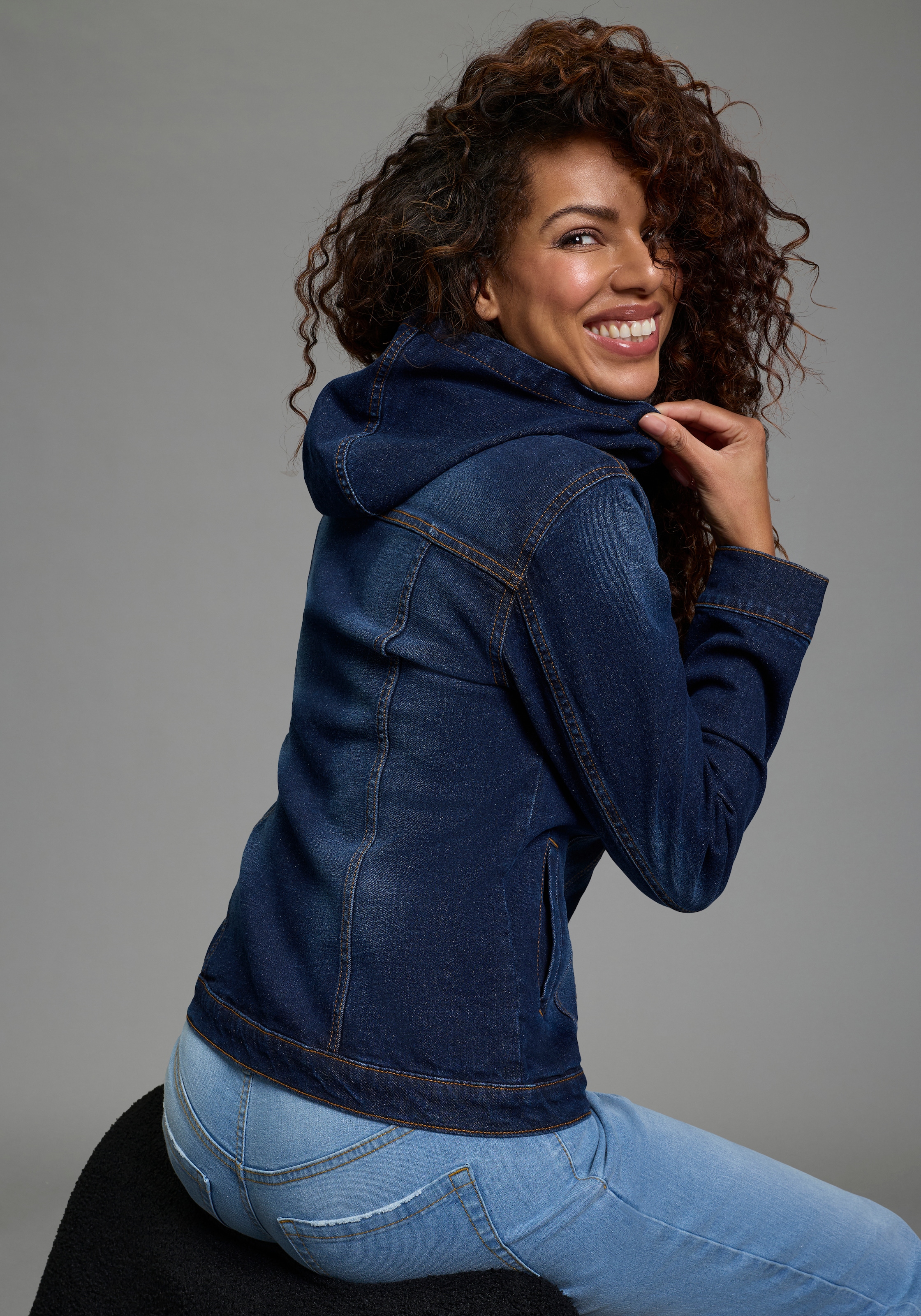 Arizona Jeansjacke mit Kapuze mit Kapuze, Regular Fit, mit Knopfleiste, mit Knopf-Applikationen