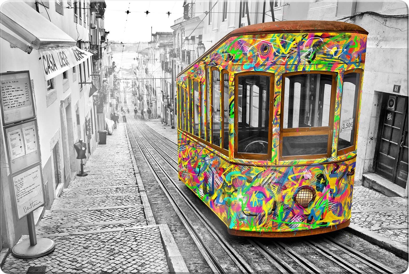 Glasbild »Tram in Lissabon«, Menschen, Maße (B/T/H): 100/0,4/70 cm