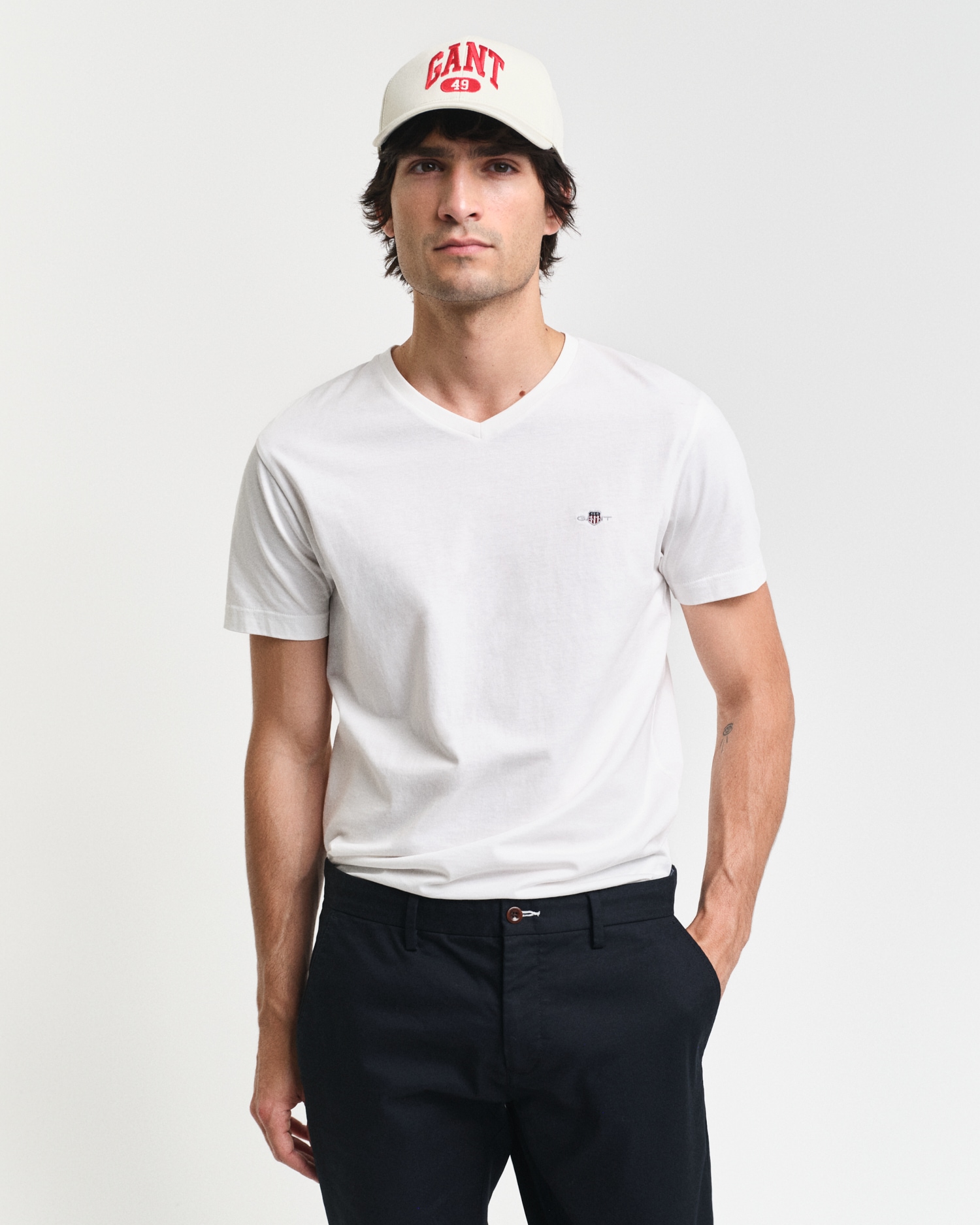 Gant T-Shirt »SLIM SHIELD V-NECK T-SHIRT«, mit einer kleinen Logostickerei auf der Brust