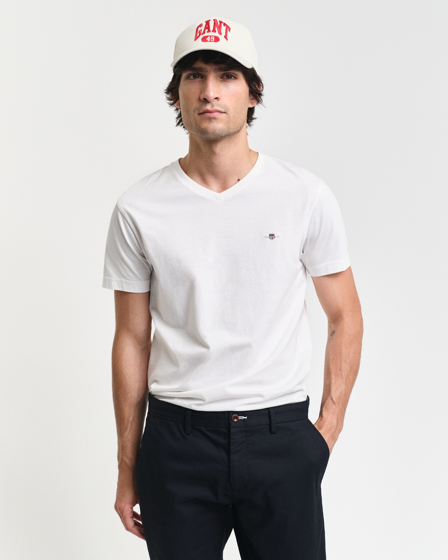 Gant T-Shirt "SLIM SHIELD V-NECK T-SHIRT", mit einer kleinen Logostickerei günstig online kaufen