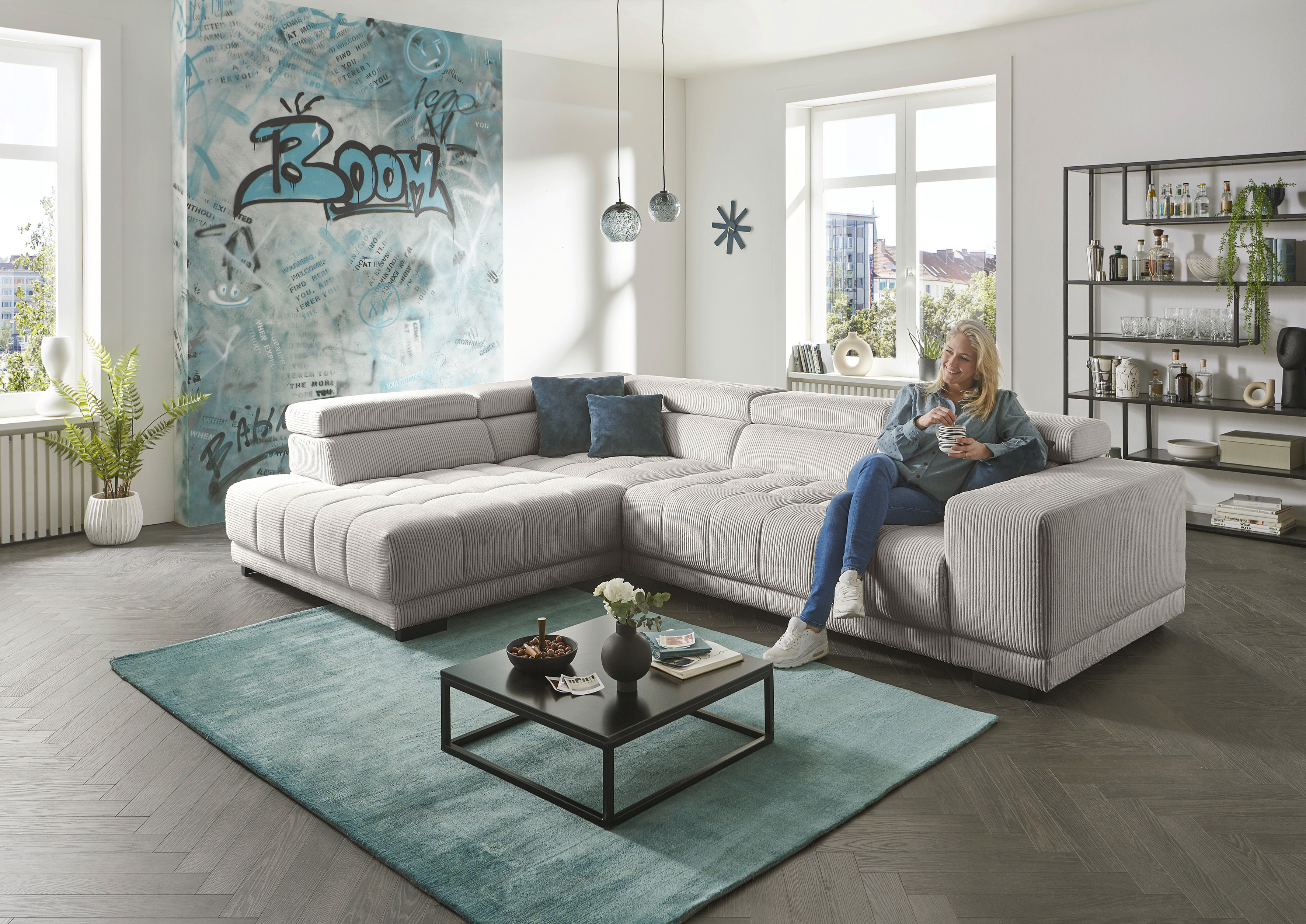 Die PlanBar Ecksofa "MP-IN15053 L-Form breiter Schenkel" wahlweise mit Kopfteilverstellung und manueller Vorziehbank