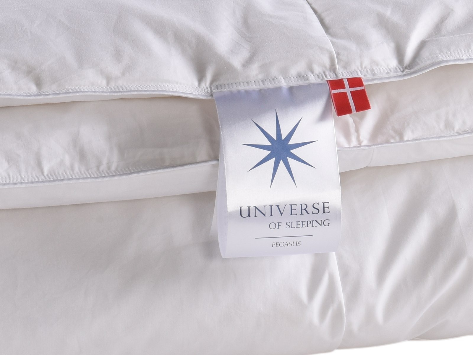 Universe of sleeping Kunstfaserbettdecke »Pegasus, pflegeleicht, Allergikergeeignet, 3 Wärmekl., Made in Denmark«, warm, Füllung Mischung aus 50% Polyesterfasern & 50% Europäische Feder-Daunenfüllung, (1 St.)