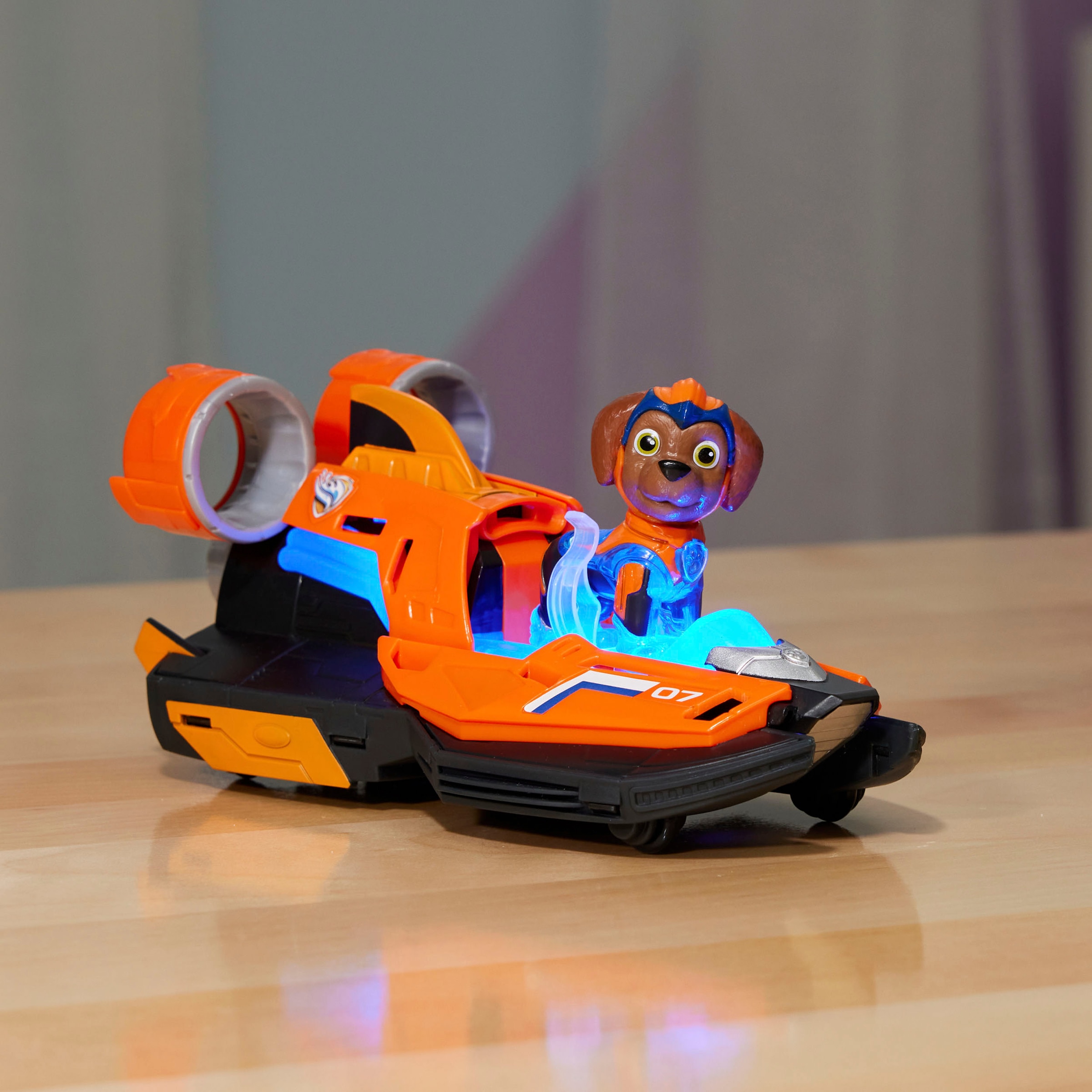 Spin Master Spielzeug-Auto »Paw Patrol - Movie II - Basic Themed Vehicles Zuma«, Speedboot mit Welpenfigur, Licht- und Soundeffekt