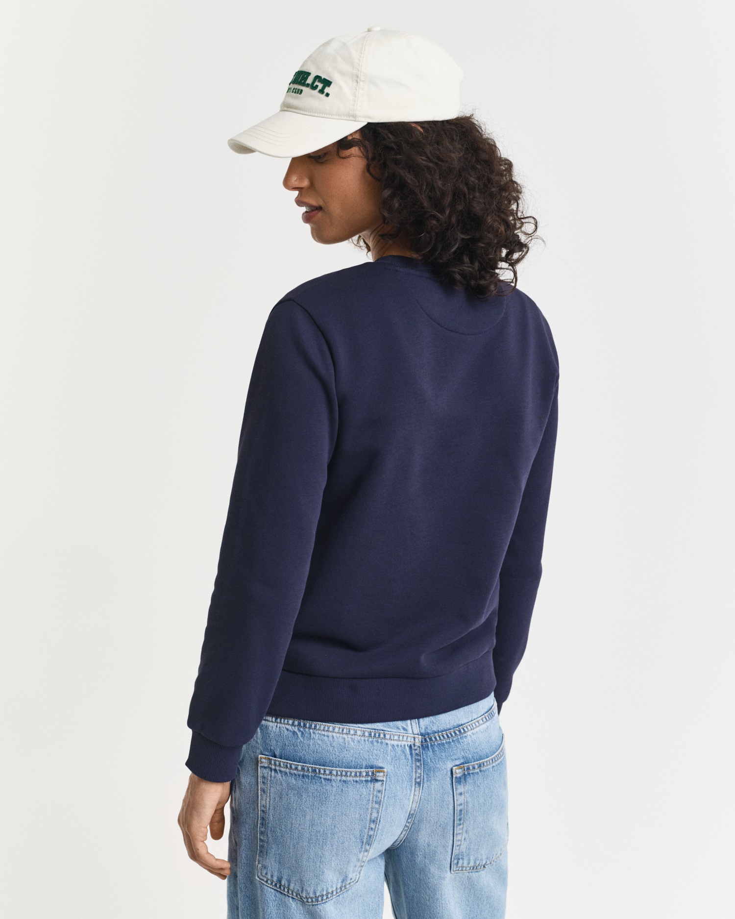 Gant Sweatshirt "REG TONAL SHIELD C-NECK SWEAT" Ton in Ton Stickerei, Rundh günstig online kaufen