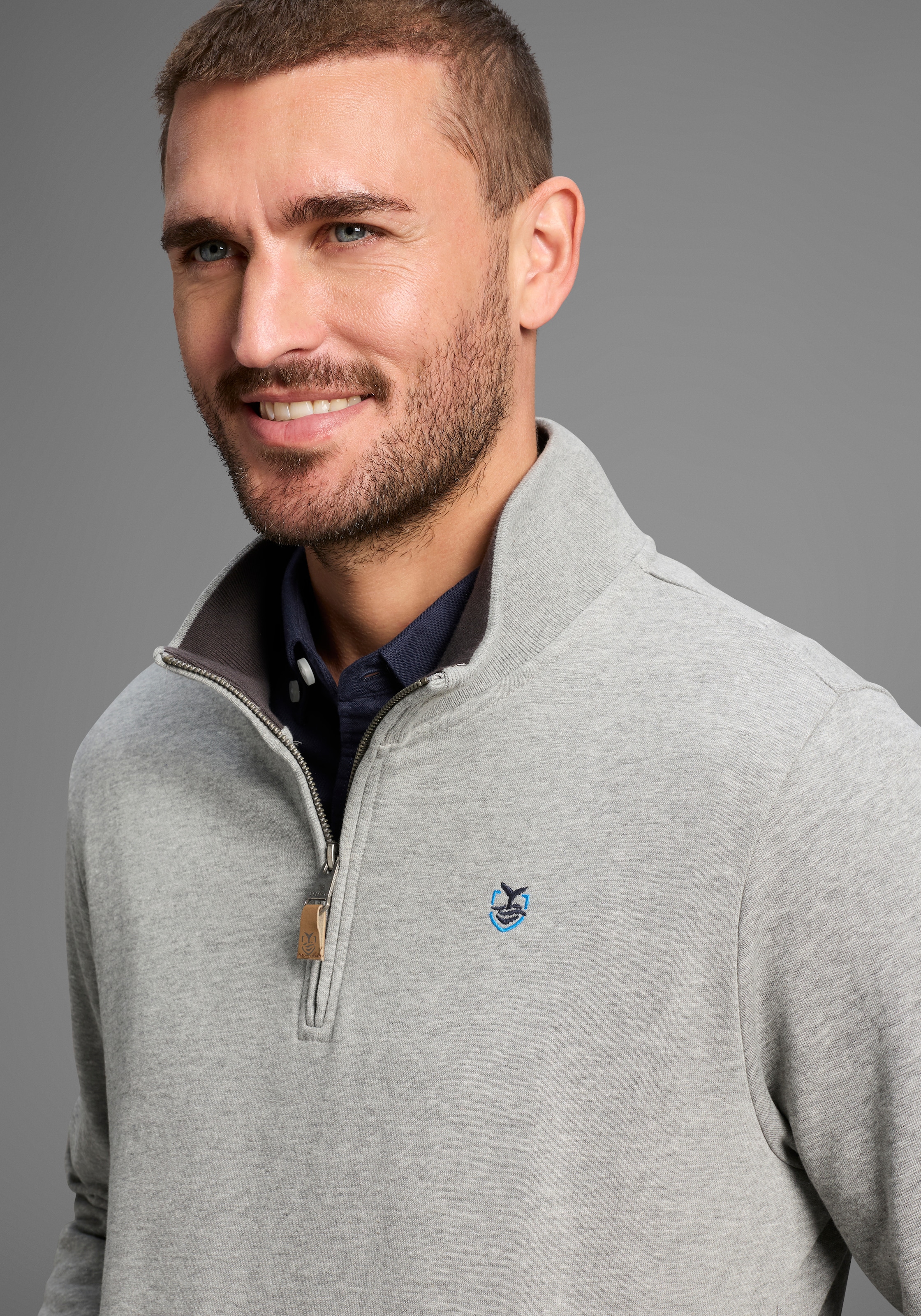 DELMAO Sweatshirt, mit Henley Kragen und Seitentaschen - NEUE KOLLEKTION
