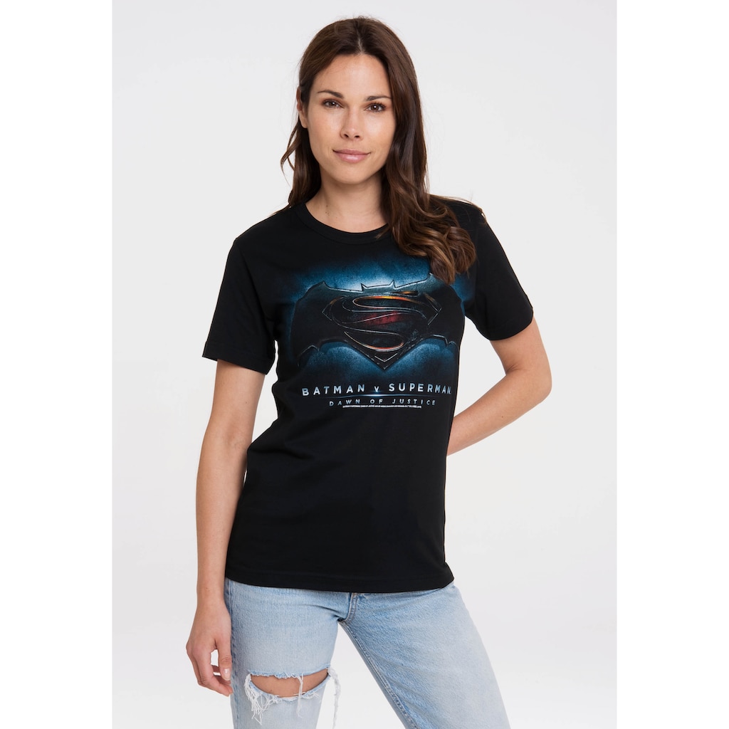 LOGOSHIRT T-Shirt »Batman v Superman - Justice«, mit großem Superhelden-Print