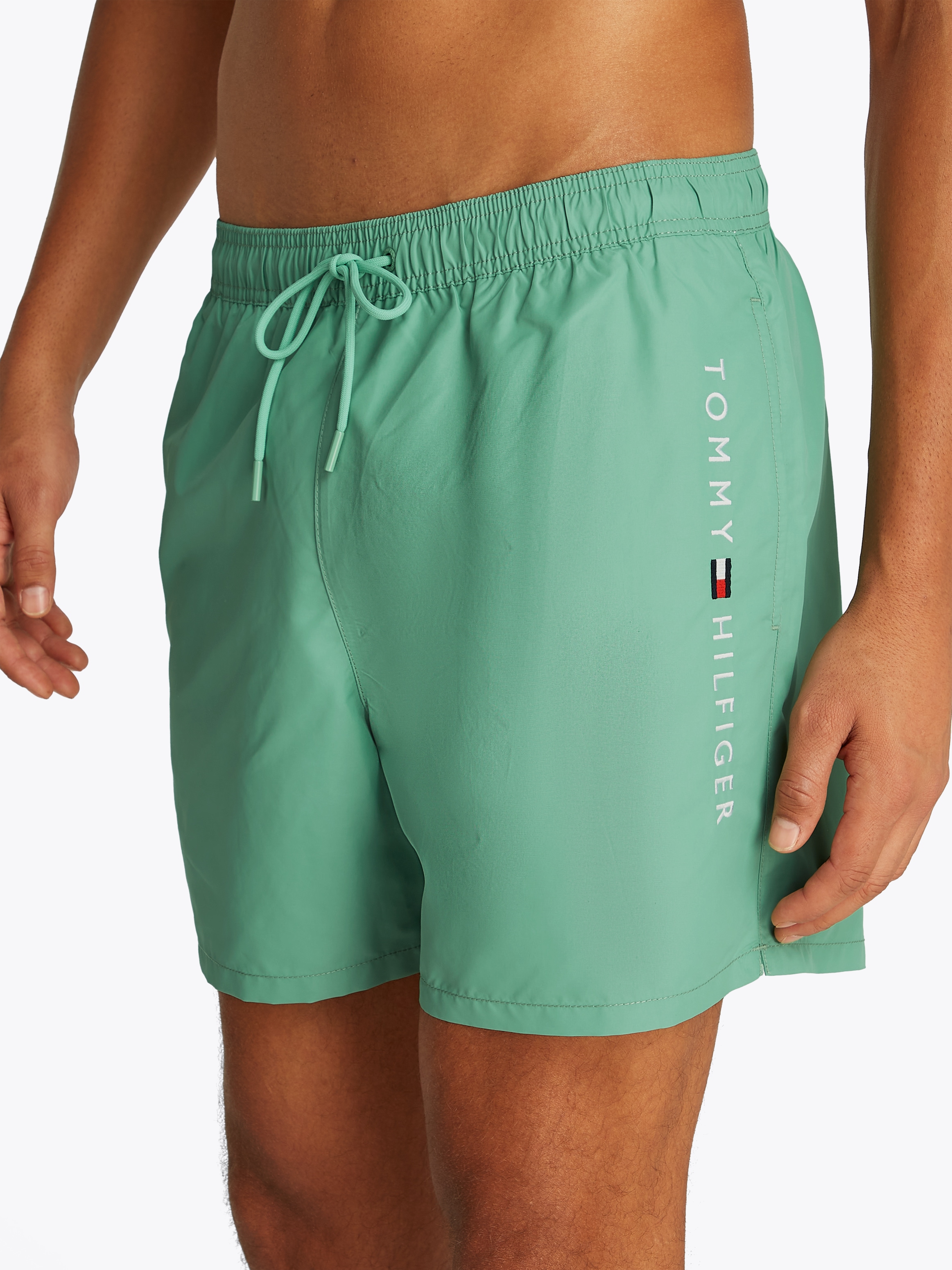 Tommy Hilfiger Swimwear Badeshorts »MEDIUM DRAWSTRING«, mit Logostickerei an der Hüfte