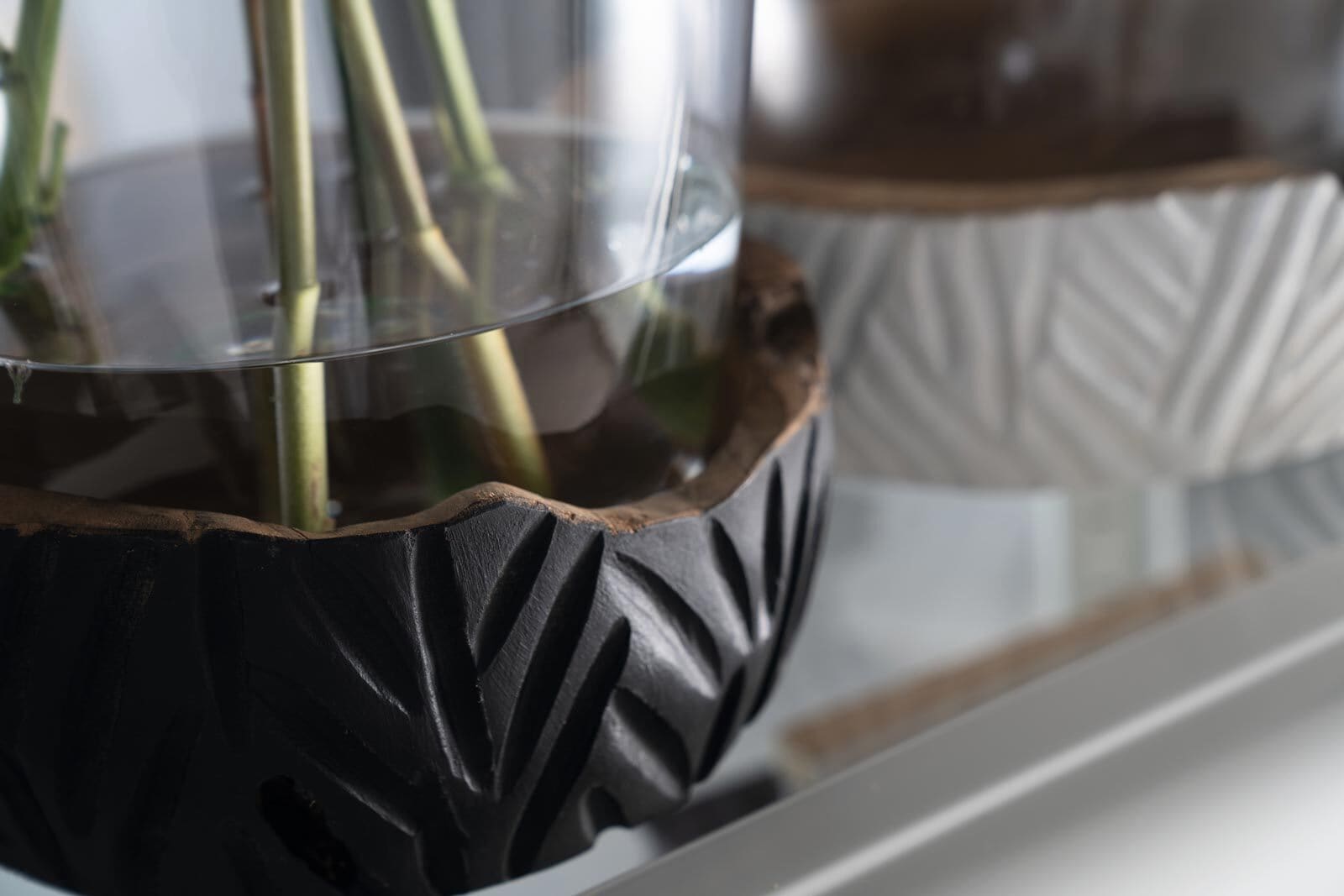 LEONARDO Dekovase »Vase mit Holz-Sockel Casolare ¿ 43 cm weiß«