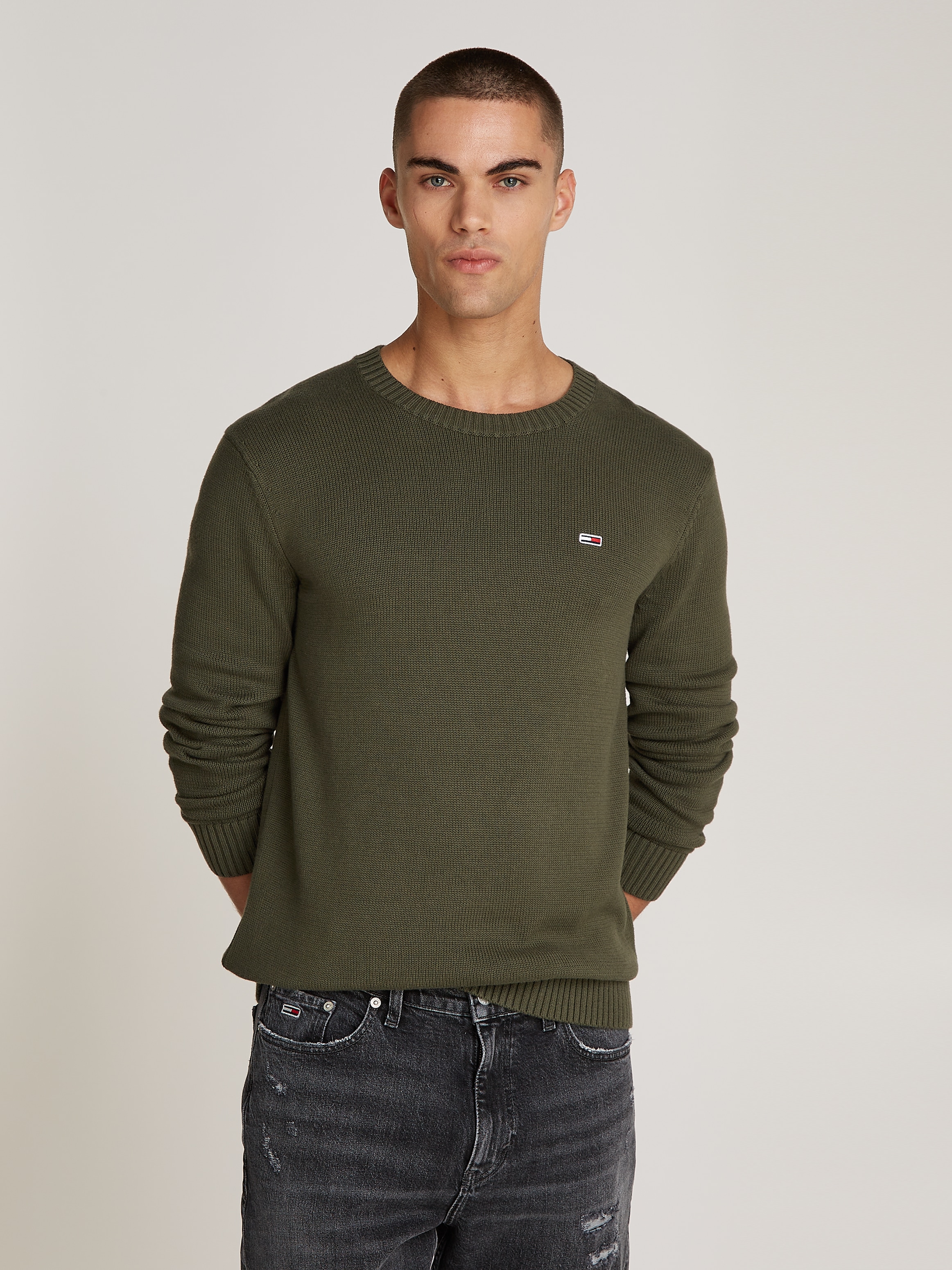 Tommy Jeans Strickpullover "TJM SLIM ESSNTLS C-NECK SWEATER", mit Markenlogo auf der Brust