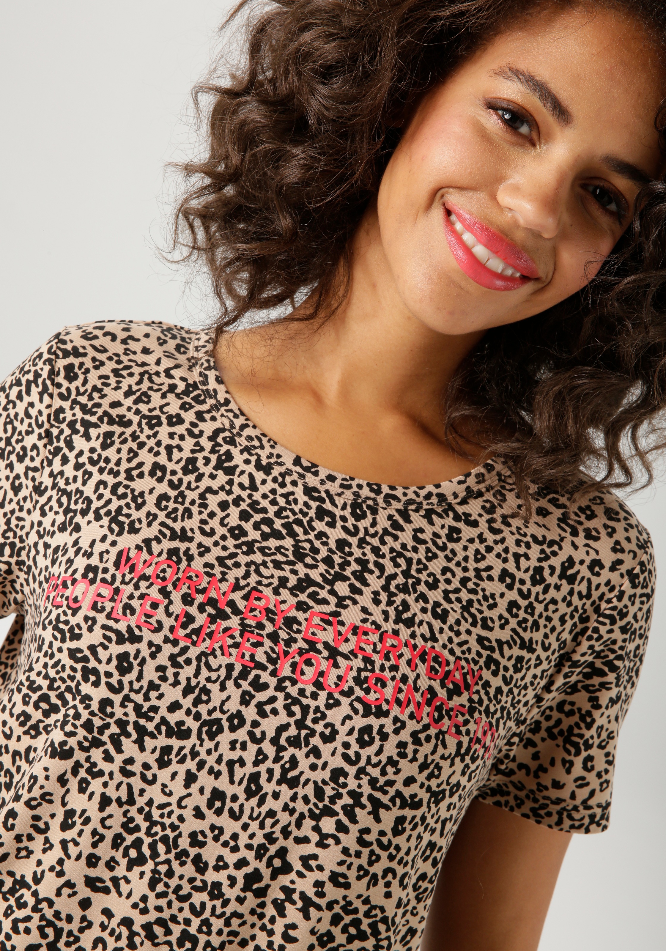 Aniston CASUAL T-Shirt, im Leo-Print mit Statement-Schriftzug - NEUE KOLLEKTION