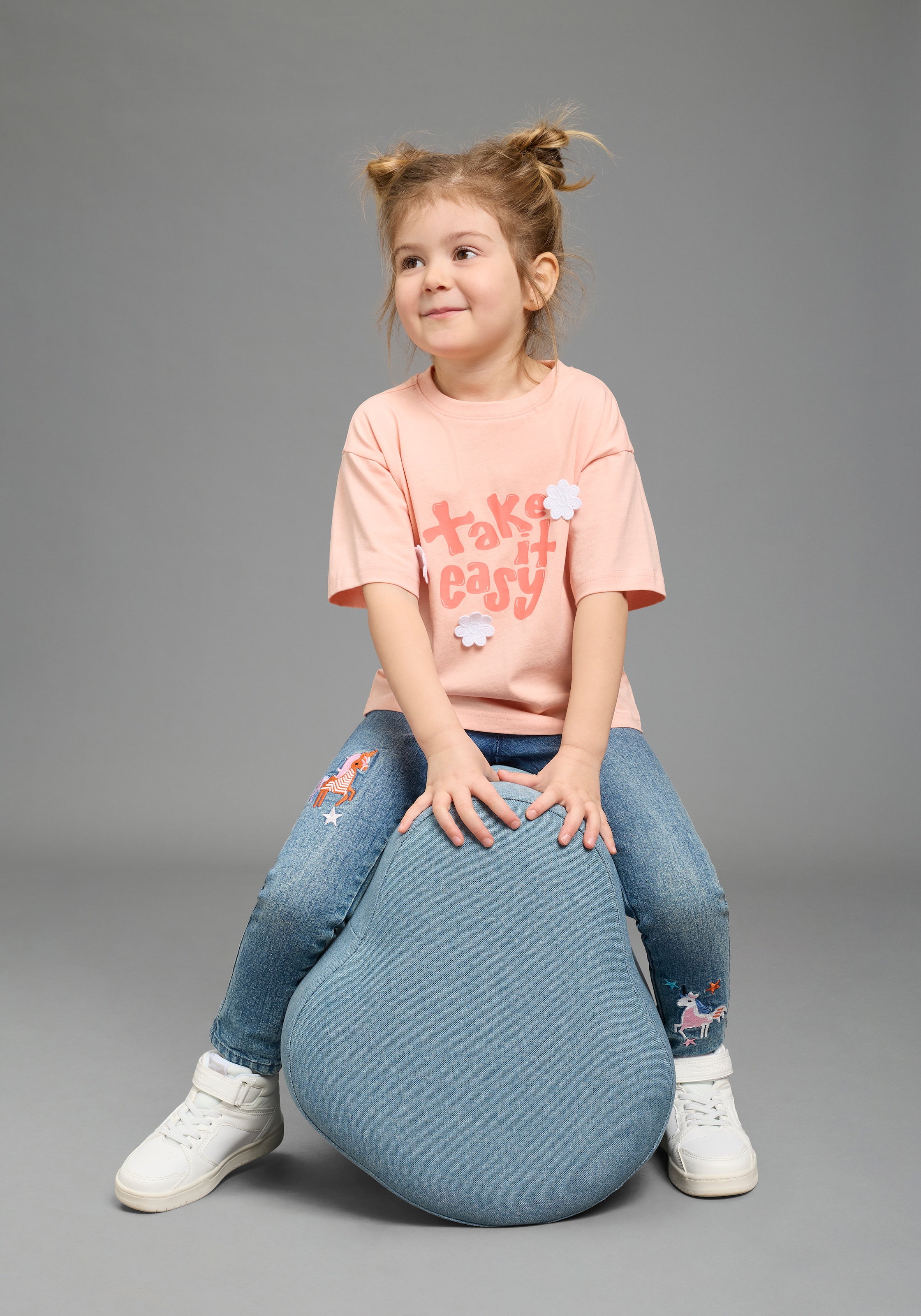 KIDSWORLD T-Shirt »mit süßen Druck und Häckelblumen« lässige Passform, Kurzarm, geblümt, mit Häkelapplikation