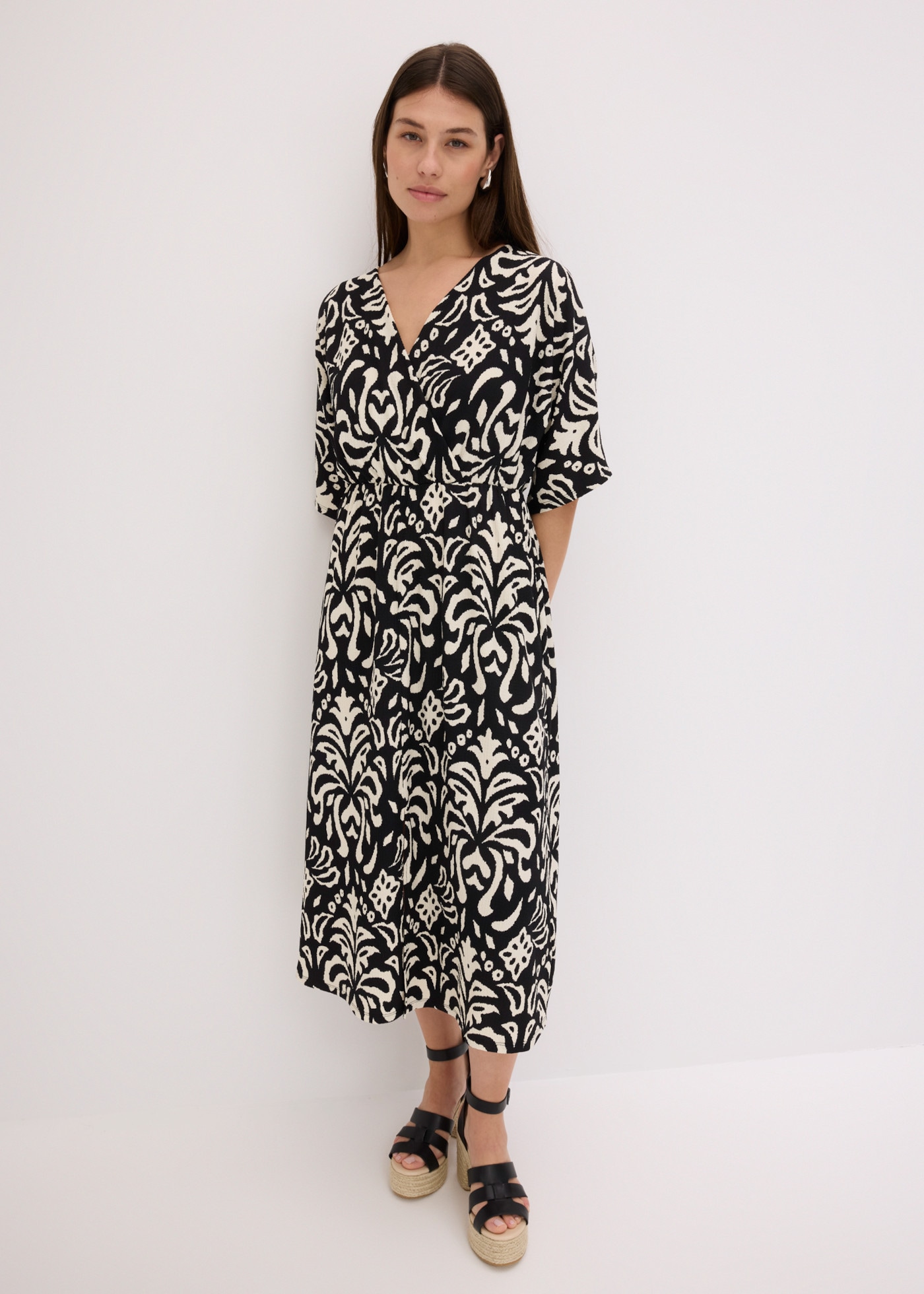 bonprix Jerseykleid eleganter Stil, tiefer V-Ausschnitt, mit modischem Druck