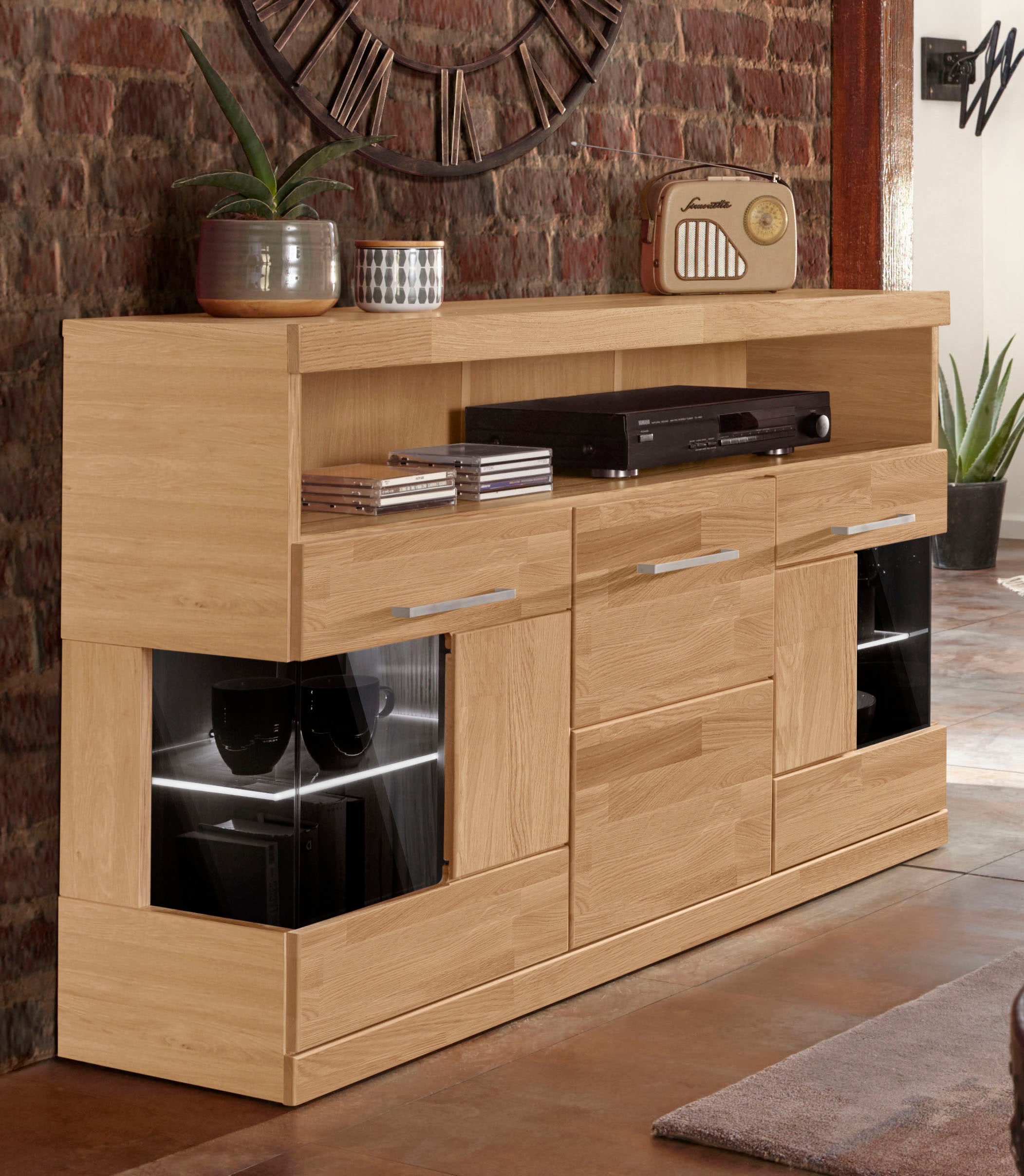 OTTO home Sideboard "Ribe,130cm breit,Fronten Massivholz,2Türen mit gehärtetem Glaseinsatz" Korpus aus Holzwerkstoff, Metall Griffe,7 Fächer, Böden versetzbar