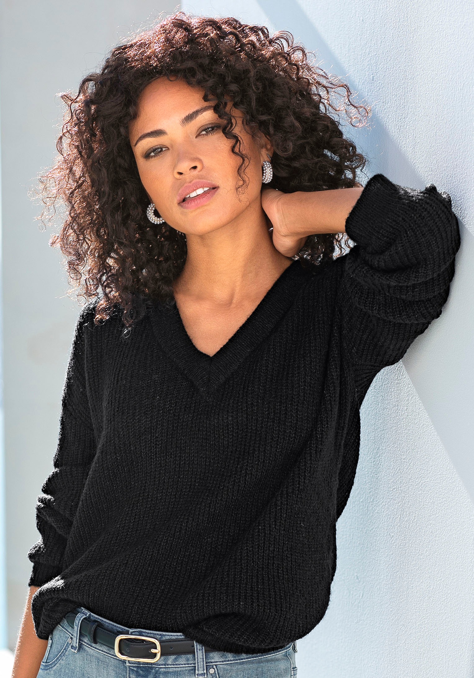V-Ausschnitt-Pullover LASCANA, Damen, Gr. 32/34, schwarz, Rippstrick, Obermaterial: 77% Polyacryl, 19% Polyester, 4% Elasthan, unifarben, figurumspielend hüftlang, V-Ausschnitt, Pullover, mit Zierperlen im Rücken, femininer Strickpullover 2