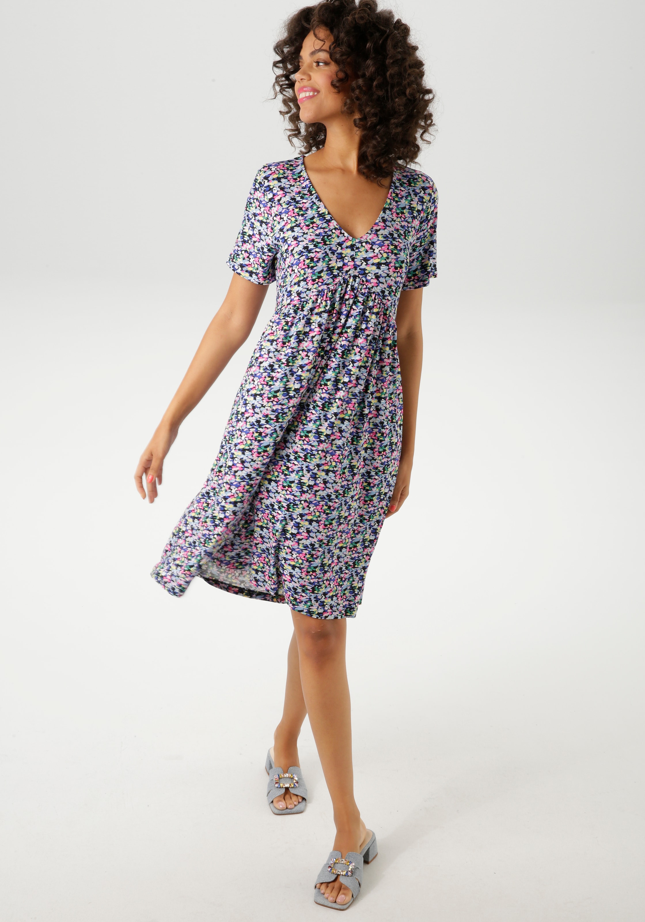 Aniston CASUAL Sommerkleid, mit farbenfrohen, grafischen Blümchen bedruckt