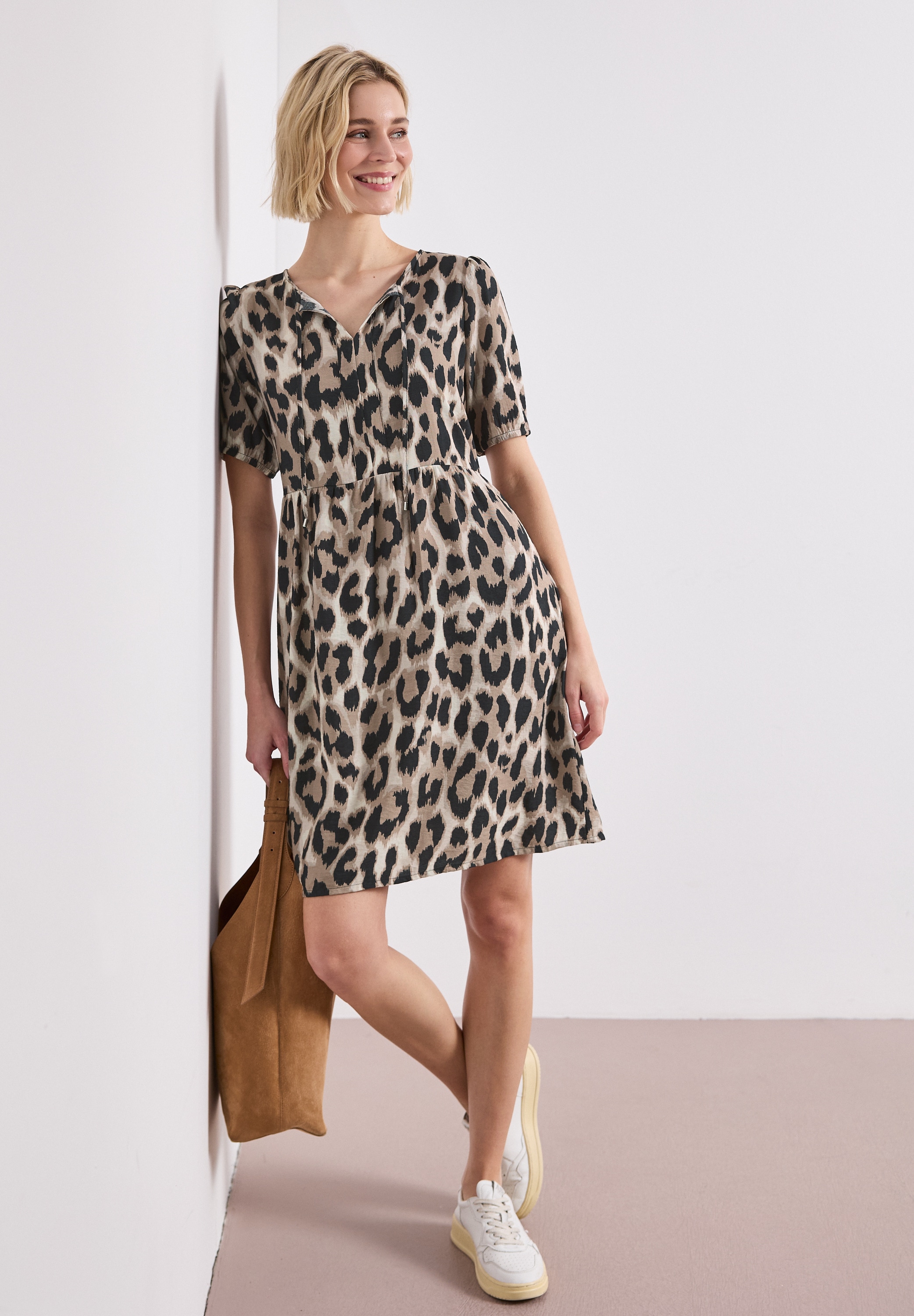 STREET ONE Sommerkleid Ohne Taschen Sommerkleid mit Split Neck und Allover-Print/Blätter-Design