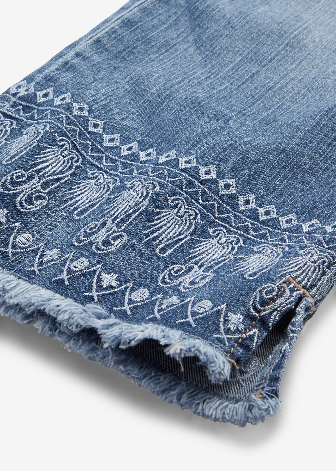 bonprix Caprijeans Slim Fit Passform, Capri-Länge, mit Stickerei