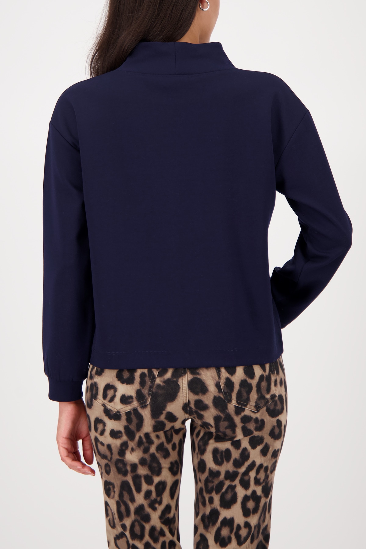Monari Sweatshirt »Sweatshirt Schmuckdetail«, Stehkragen mit Bindeband, Logo aus Strasssteinen