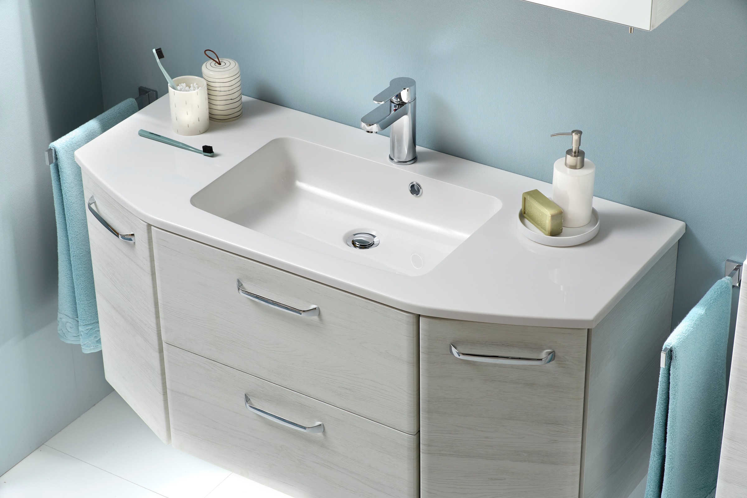 Saphir Badmöbel-Set »Quickset 936 4-teilig, Mineralmarmor-Waschtisch und LED-Spiegelschrank«, (Set, 4 St.), 2 Hochschränke, Eiche Weiß quer Nachbildung, inkl. Türdämpfer, 9 Türen