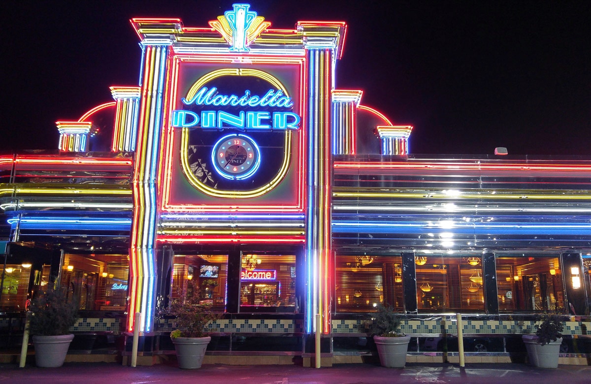 Papermoon Fototapete "RETRO DINER-NEON CADILLAC ELVIS ROUTE 66 VINTAGE ROSA"