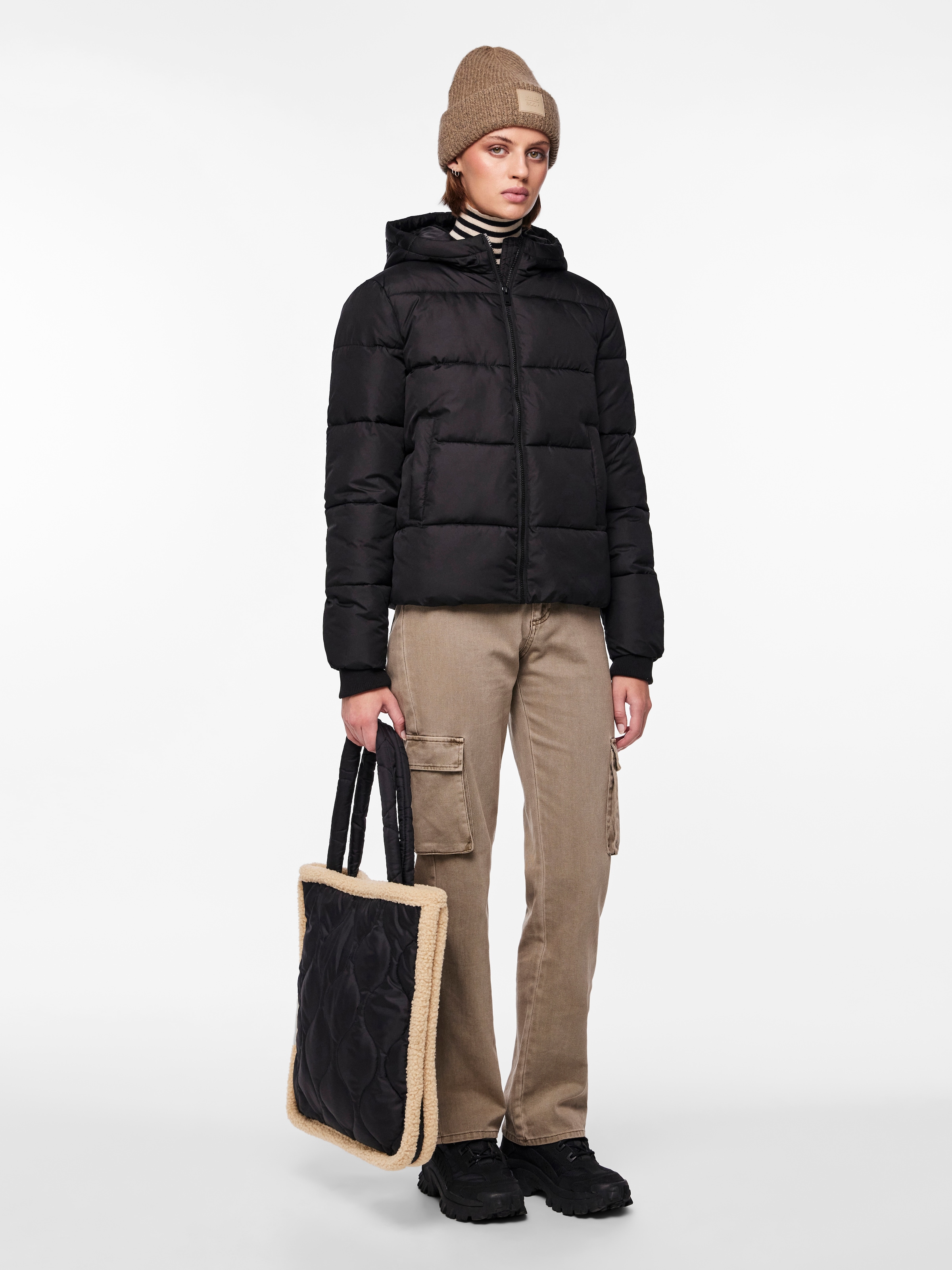 pieces Steppjacke »PCBEE NEW SHORT PUFFER JACKET NOOS BC«, mit Kapuze