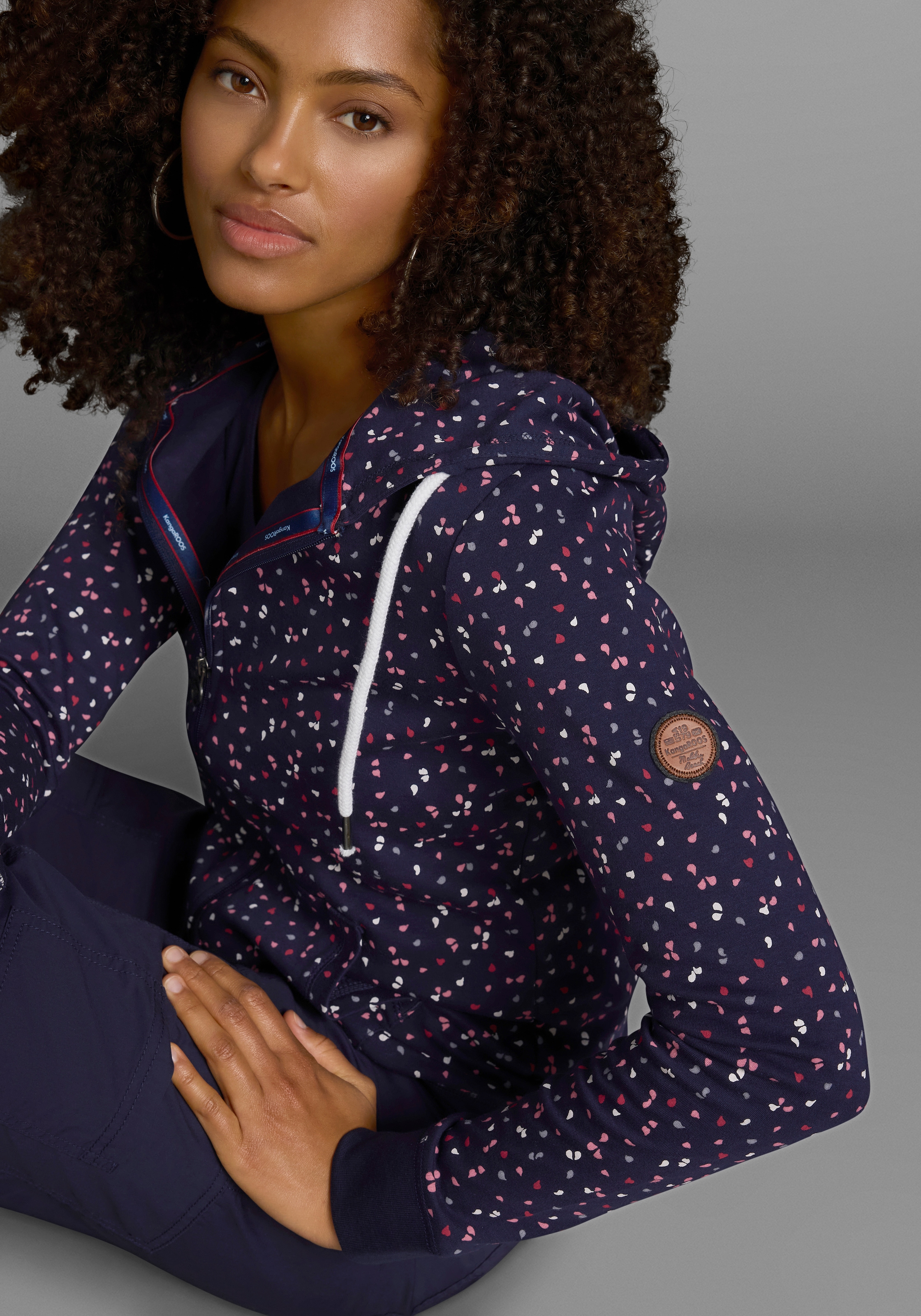 KangaROOS Kapuzensweatjacke, mit sportlichem Minimal-Print