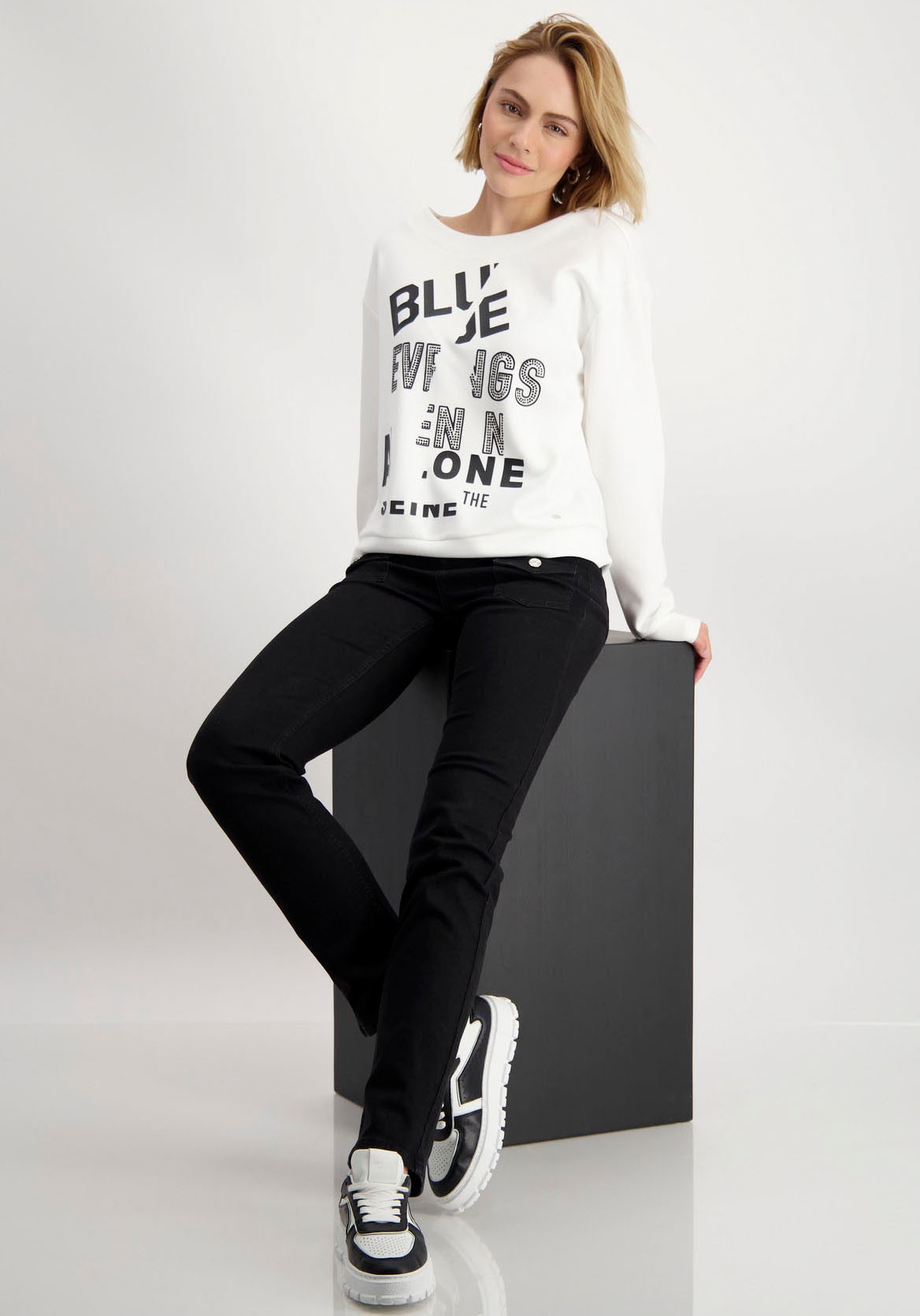 Monari Sweatshirt »Sweatshirt Schrift«, U-Boot-Ausschnitt, verlängerte Rückseite, Print, Strasssteine