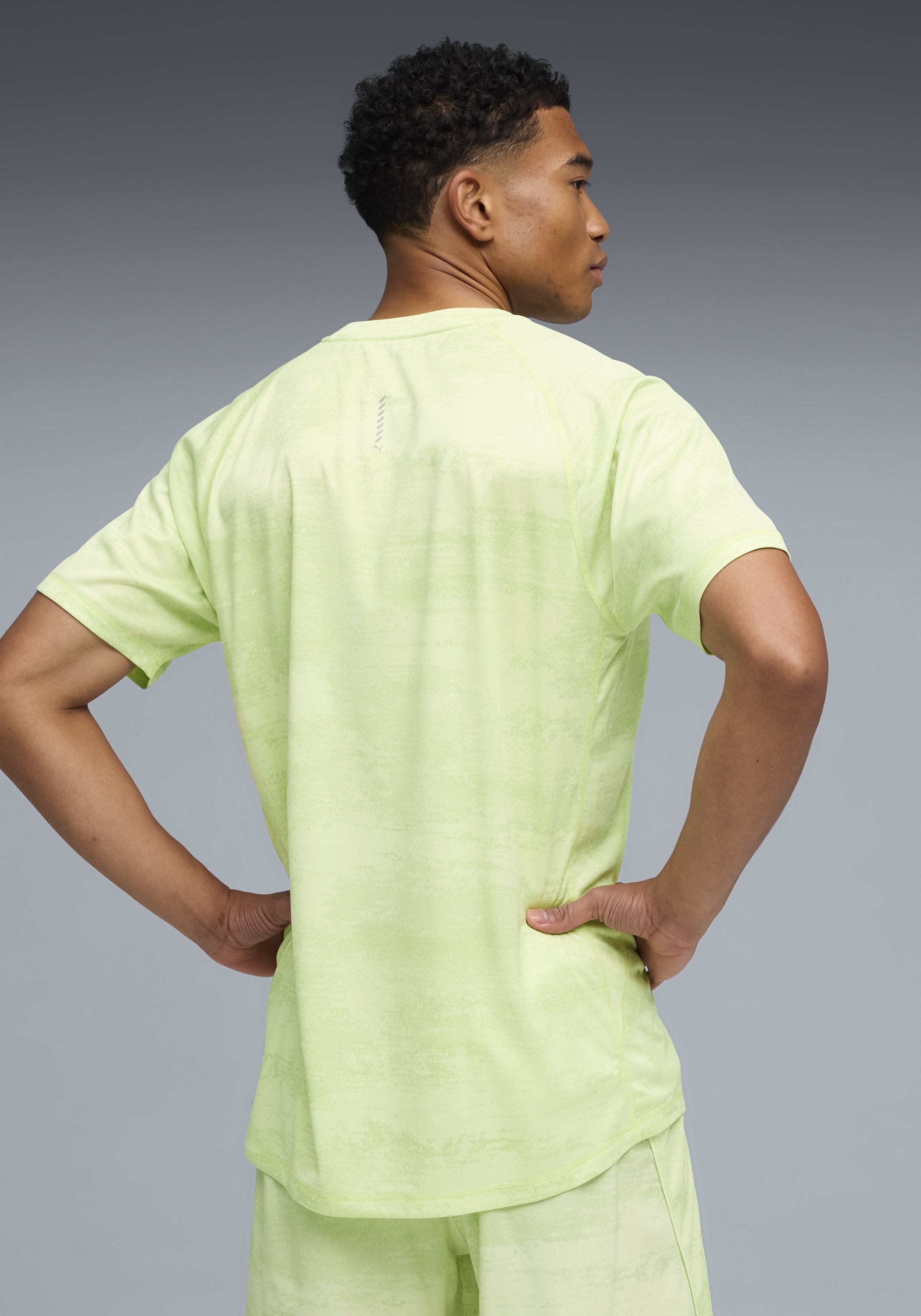 PUMA Laufshirt »M RUN VELOCITY AOP TEE« Slim Fit Passform, atmungsaktive dryCELL-Technologie, Kurzarm-Design