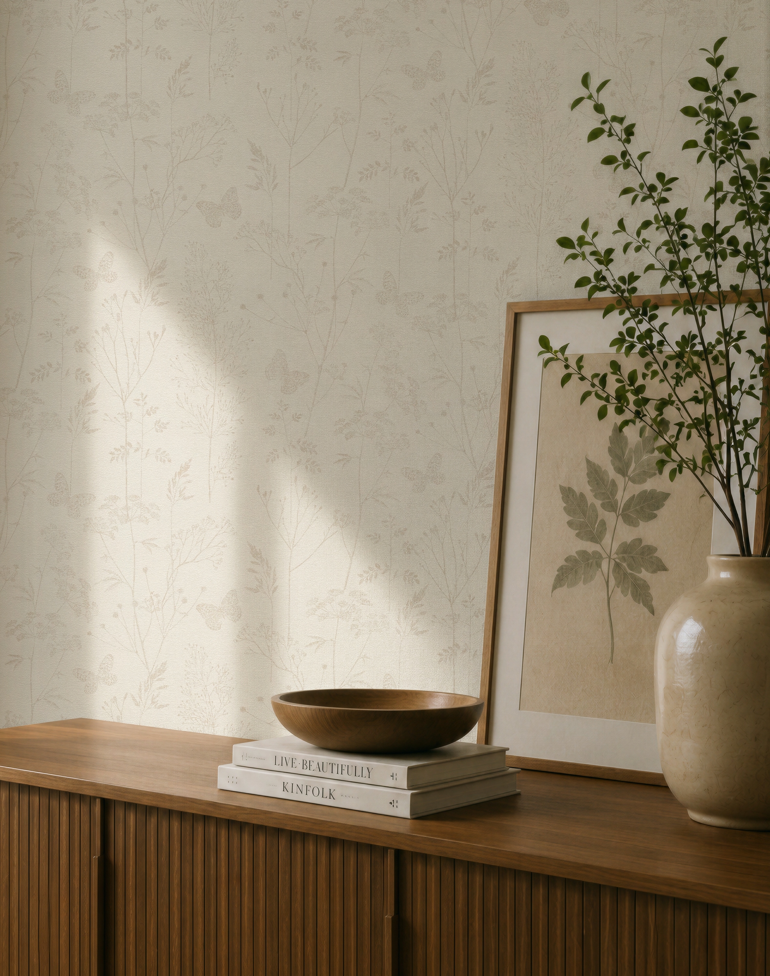 living walls Vliestapete "Cosiness Schmetterlinge – Vorgeleimte florale Vliestapete" botanisch floral matt leicht strukturiert Zarte Schmetterlinge in einem harmonischen floralen Blättermuster