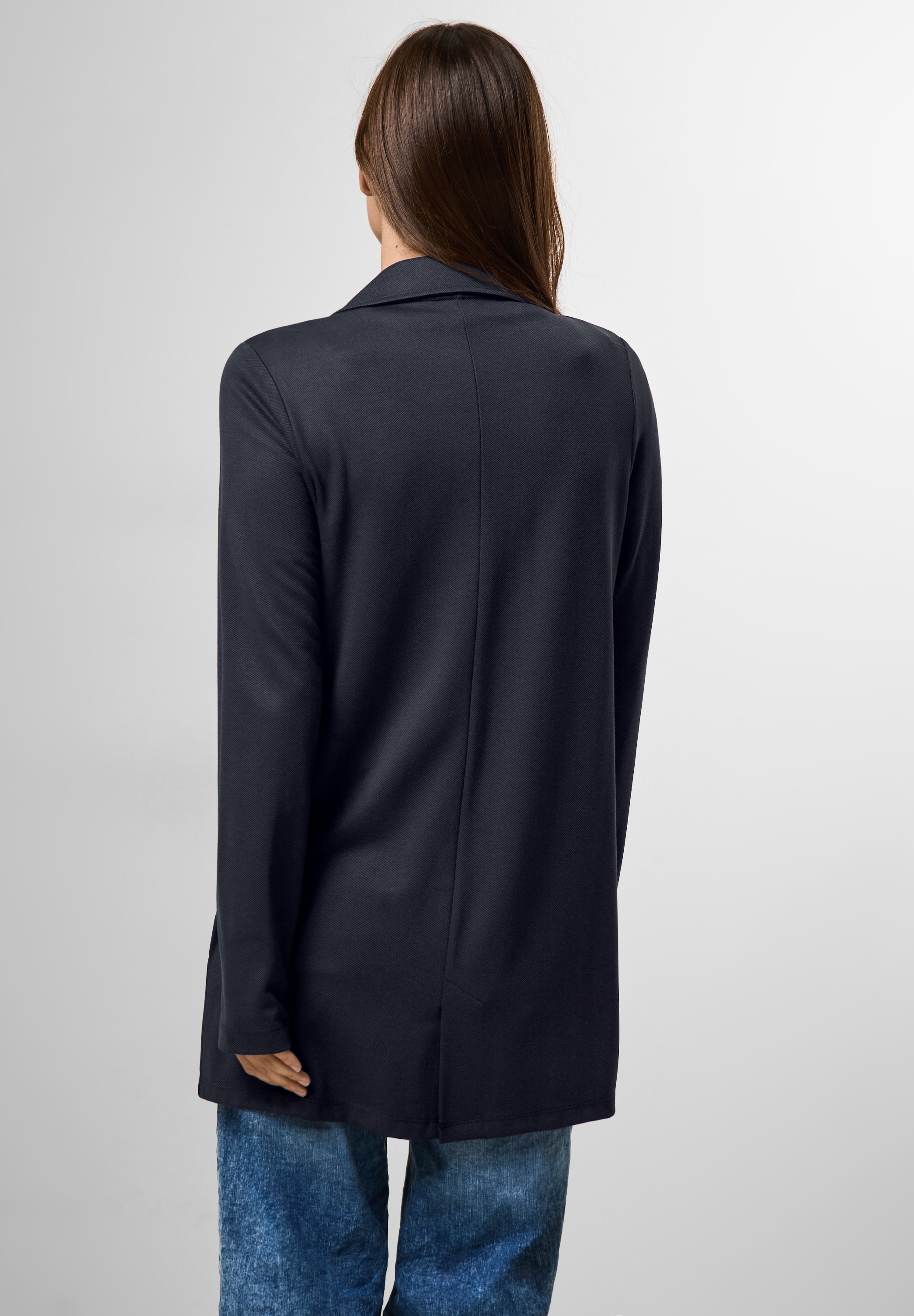 Cecil Longblazer, mit Reverskragen