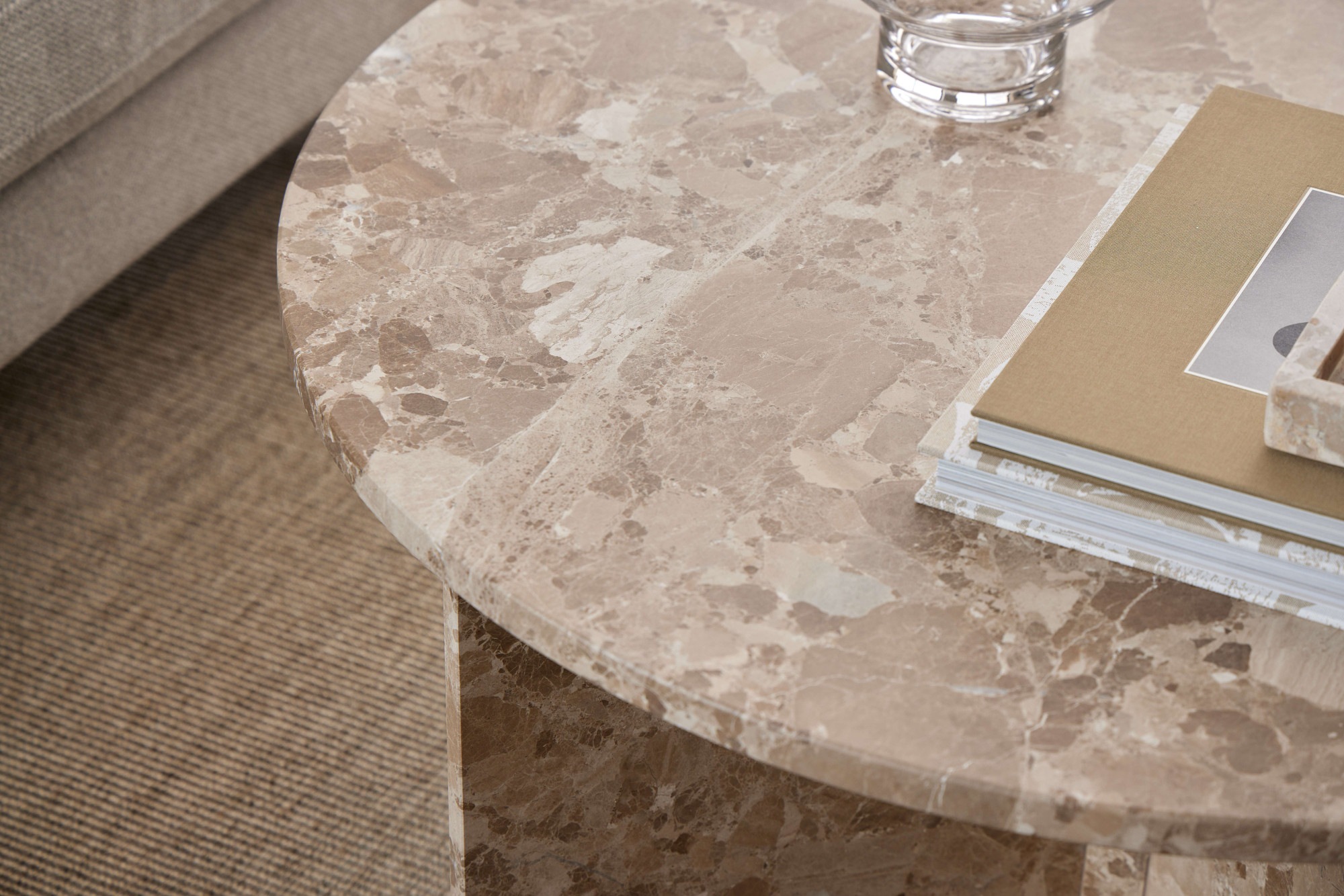 ACTONA GROUP Couchtisch »Vega«, Couchtisch, und V-förmig Gestell matt Latte lackiert Marmor, Ø90x42 cm