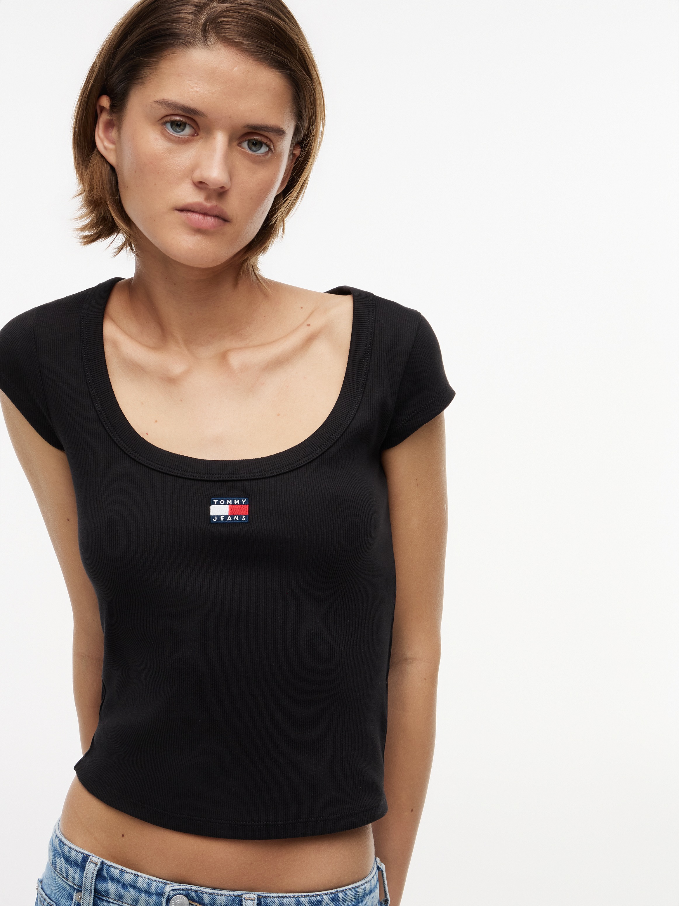 Tommy Jeans Kurzarmshirt »TJW SLIM RIB BADGE TEE EXT« Baumwollmischung, slim fit, in gerippter Struktur