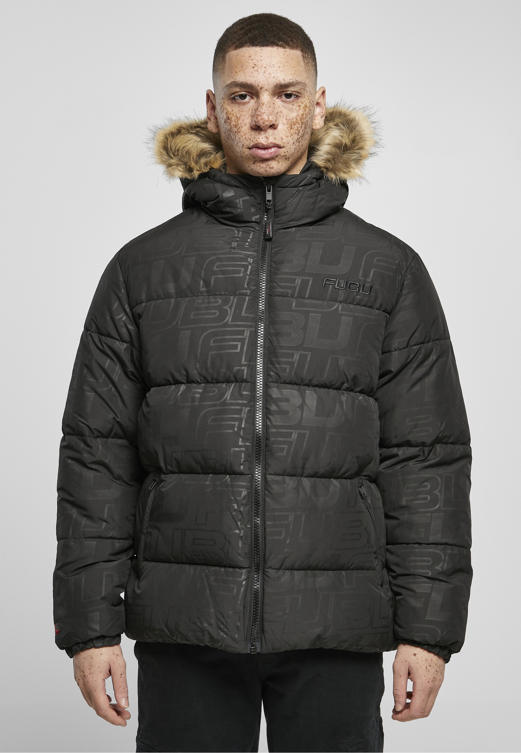Fubu Winterjacke »Fubu Herren FM224-039-2 FUBU Corporate AOP Puffer Jacket« 1 Stk. tlg. mit Kapuze