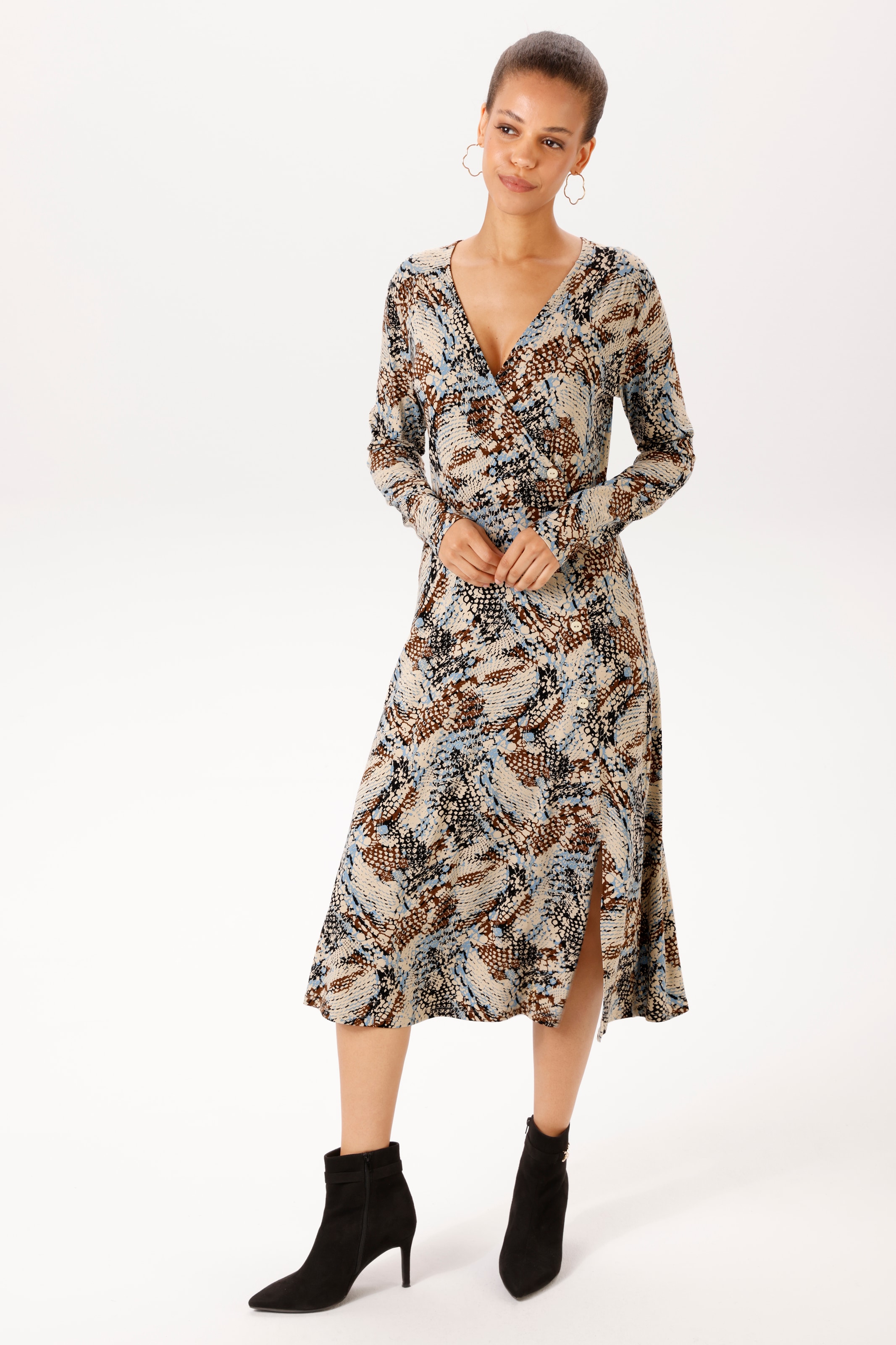 Aniston CASUAL Jerseykleid mit trendfarbenem, grafischen Muster bedruckt - NEUE KOLLEKTION
