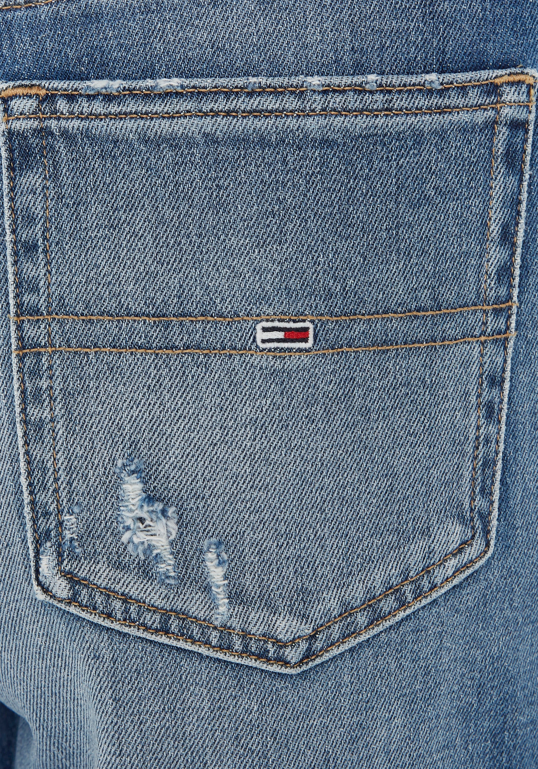 Tommy Jeans Mom-Jeans »MOM JEAN UHR TPRD AG8032«, mit Destroyed-Details & Tommy Jeans Flag-Stickerei