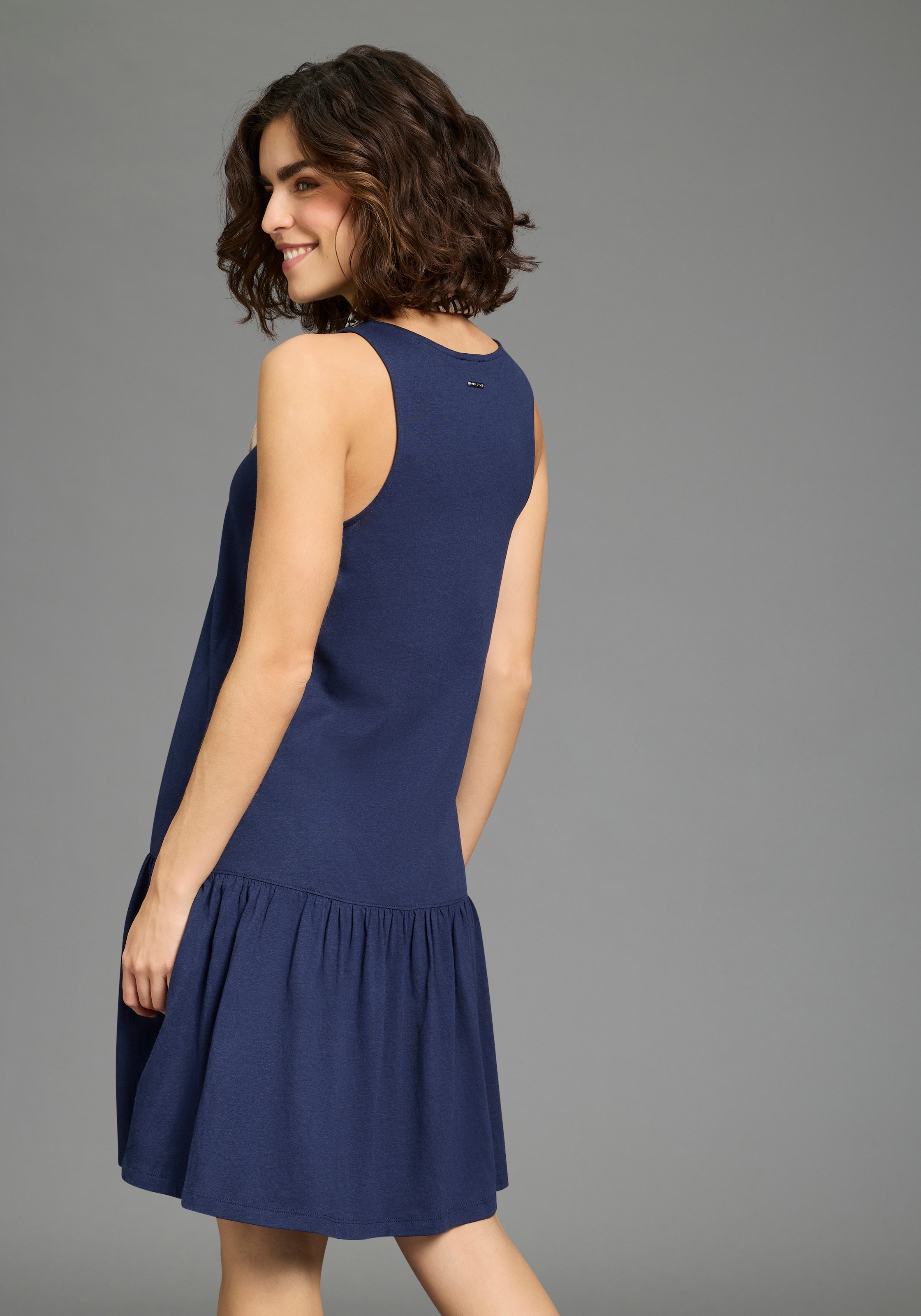 Laura Scott Sommerkleid Seitennahttaschen figurumspielende Passform, mit Rundhalsausschnitt und Tanktopträgern