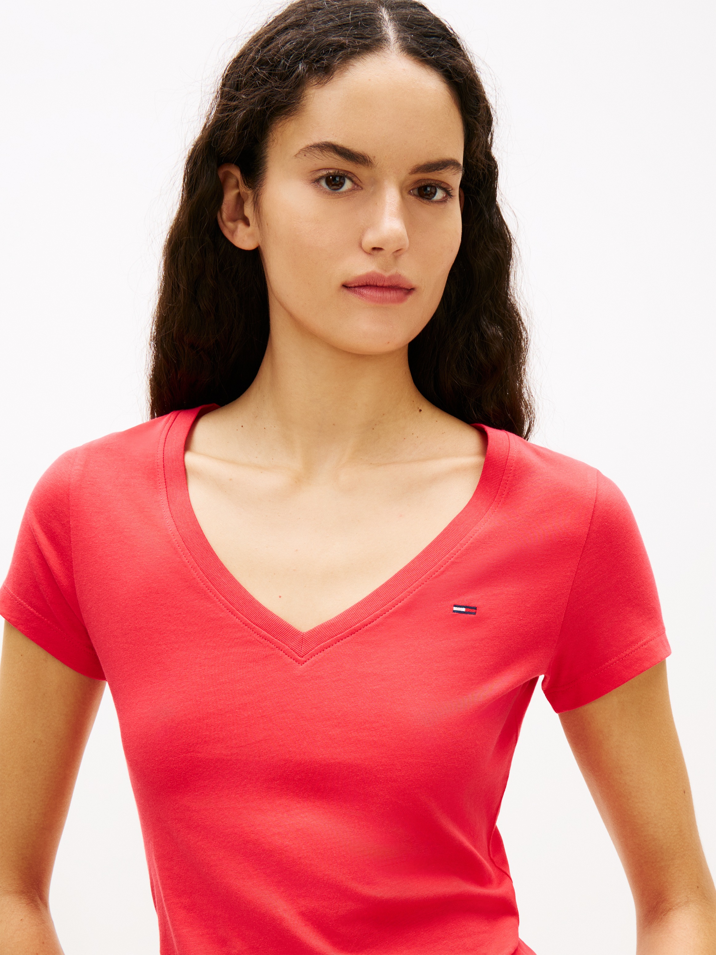 Tommy Jeans Kurzarmshirt "TJW SLIM V-NECK TEE" mit Logo-Stickerei günstig online kaufen