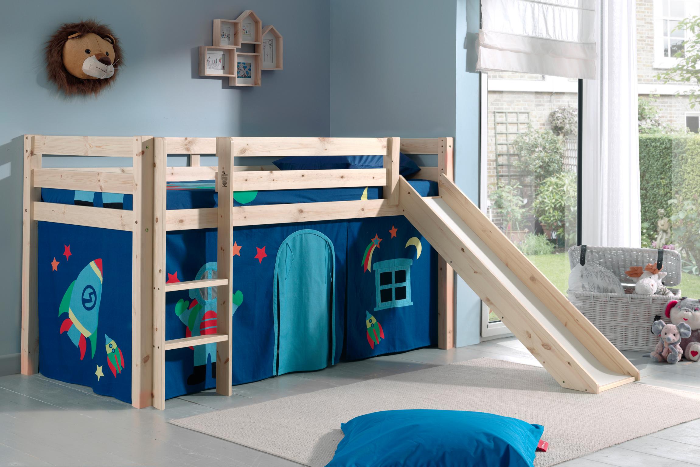 Vipack "Pino, Spielbett massiv Kiefer, stabil gebaut, 3 Korpusfarben zur Wahl" inkl. Rolllattenrost, Leiter und Absturzschutz, mit oder ohne Rutsche, Textil-Set "Astronaut", inkl. Vorhang, mit oder ohne Tunnel