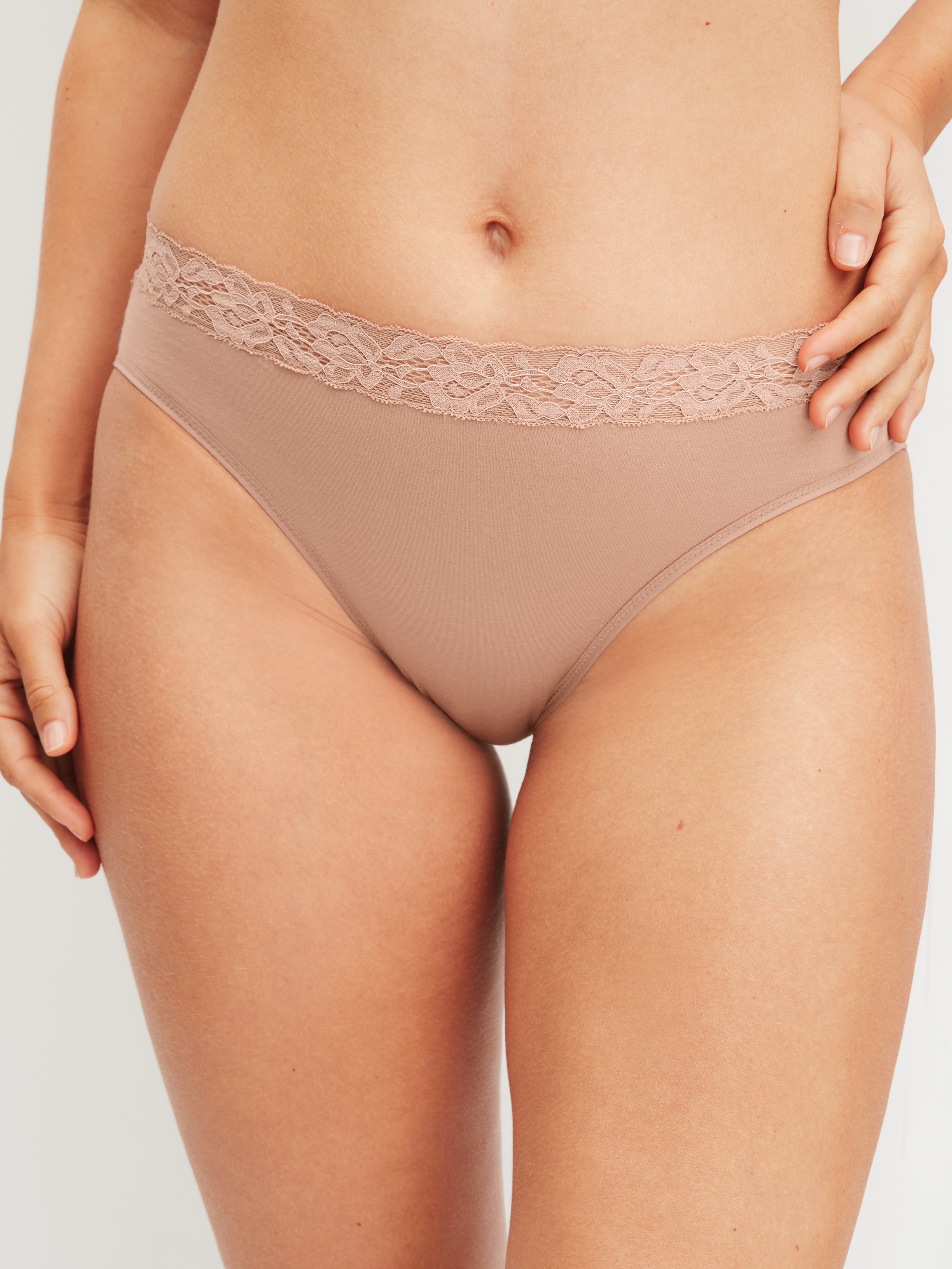 CALIDA Slip "Natural Comfort Lace" verspielte Spitze, Regular-Cut, elastischer Single Jersey, weich